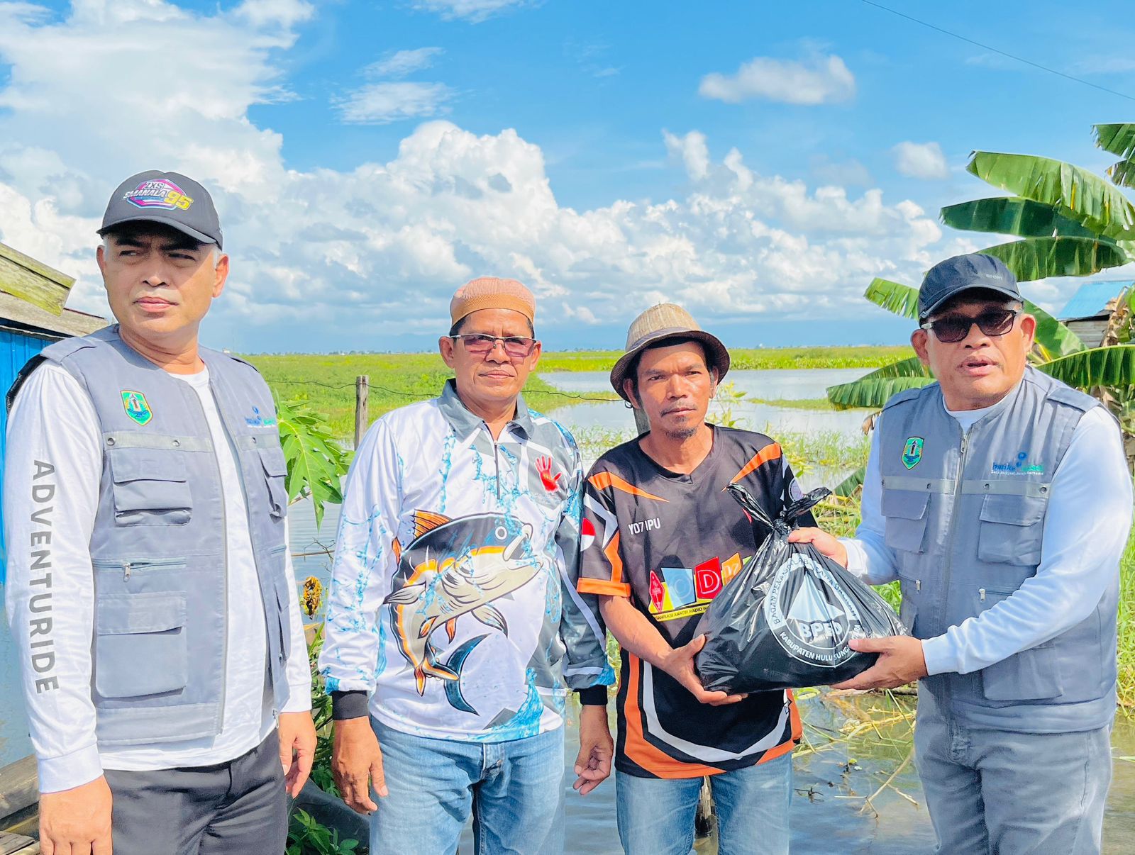 RESPONSIF:Bupati dan Wakil Bupati HSU, H Sahrujani dan Hero Setiawan hadir di tengah banjir dan sekaligus menyalurkan 551 paket bantuan ke warga terdampak.