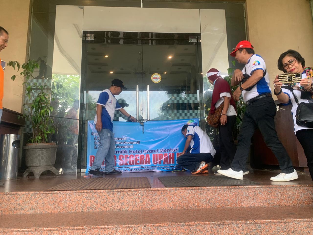 PROTES: Mantan karyawan Hotel Grand Mentari memasang rantai dan gembok di pintu masuk hotel sebagai bentuk protes atas belum dibayarkannya sisa pesangon, Sabtu (3/1/2026) pagi.
