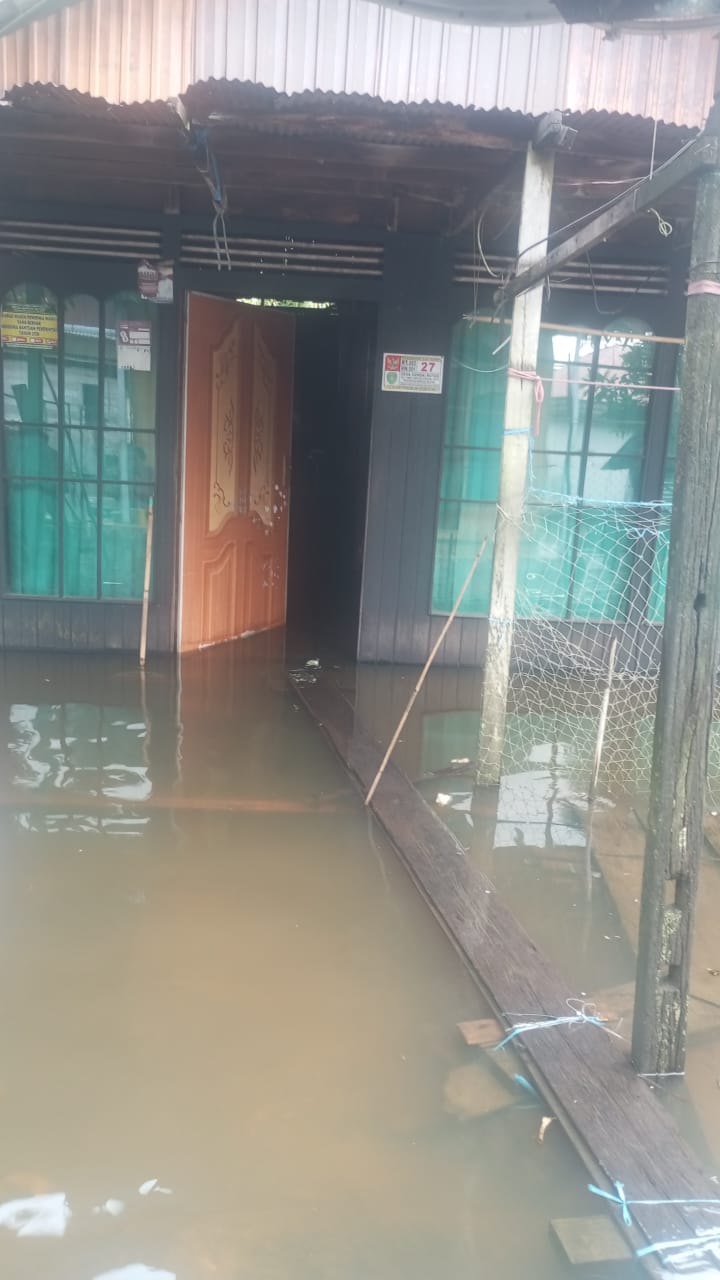 TERENDAM: Tiga kecamatan di Tapin terdampak banjir rob. Air sudah masuk ke rumah warga.