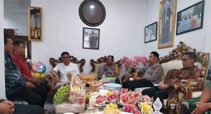 RESPON:Wakil Bupati HSS, H Suriani pimpin rapat merespon cepat penanganan banjir di jalan Kandangan-Nagara, Sabtu (3/1/2025).