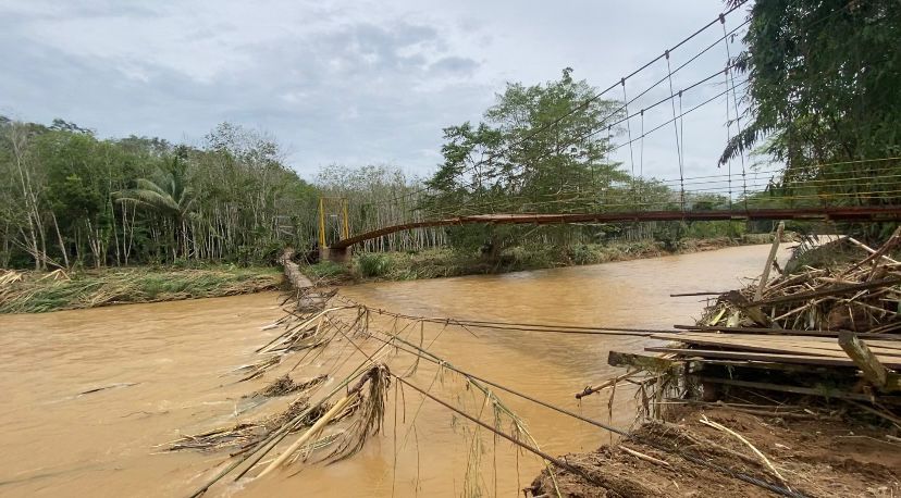 RUSAK PARAH: Akses penghubung warga Desa Langkap dan Desa Raranum terputus pascabanjir bandang di Tebing Tinggi.