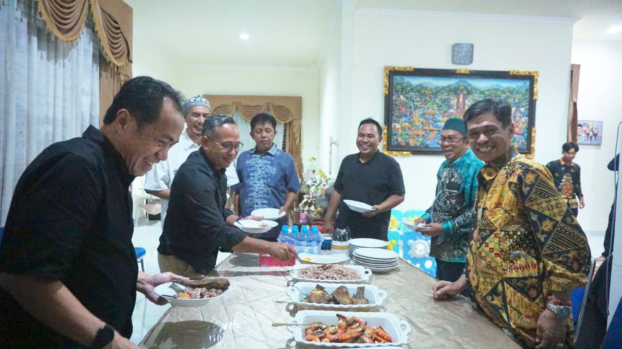 MAKAN MALAM: Rektor ULM Prof Ahmad Alim Bachri menjamu makan malam manajemen Radar Banjarmasin dengan sajian beras merah Pulu&rsquo; Mandoti khas Enrekang, Sulawesi Selatan, di Rumah Jabatan Rektor ULM.