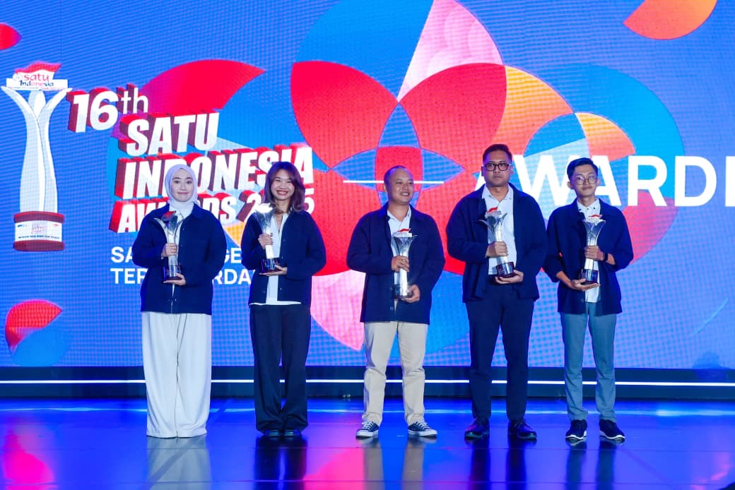 MOMEN: Lima penerima apresiasi SATU Indonesia Awards 2025 berfoto bersama usai menerima penghargaan atas kontribusi dan solusi nyata bagi masyarakat di berbagai bidang.