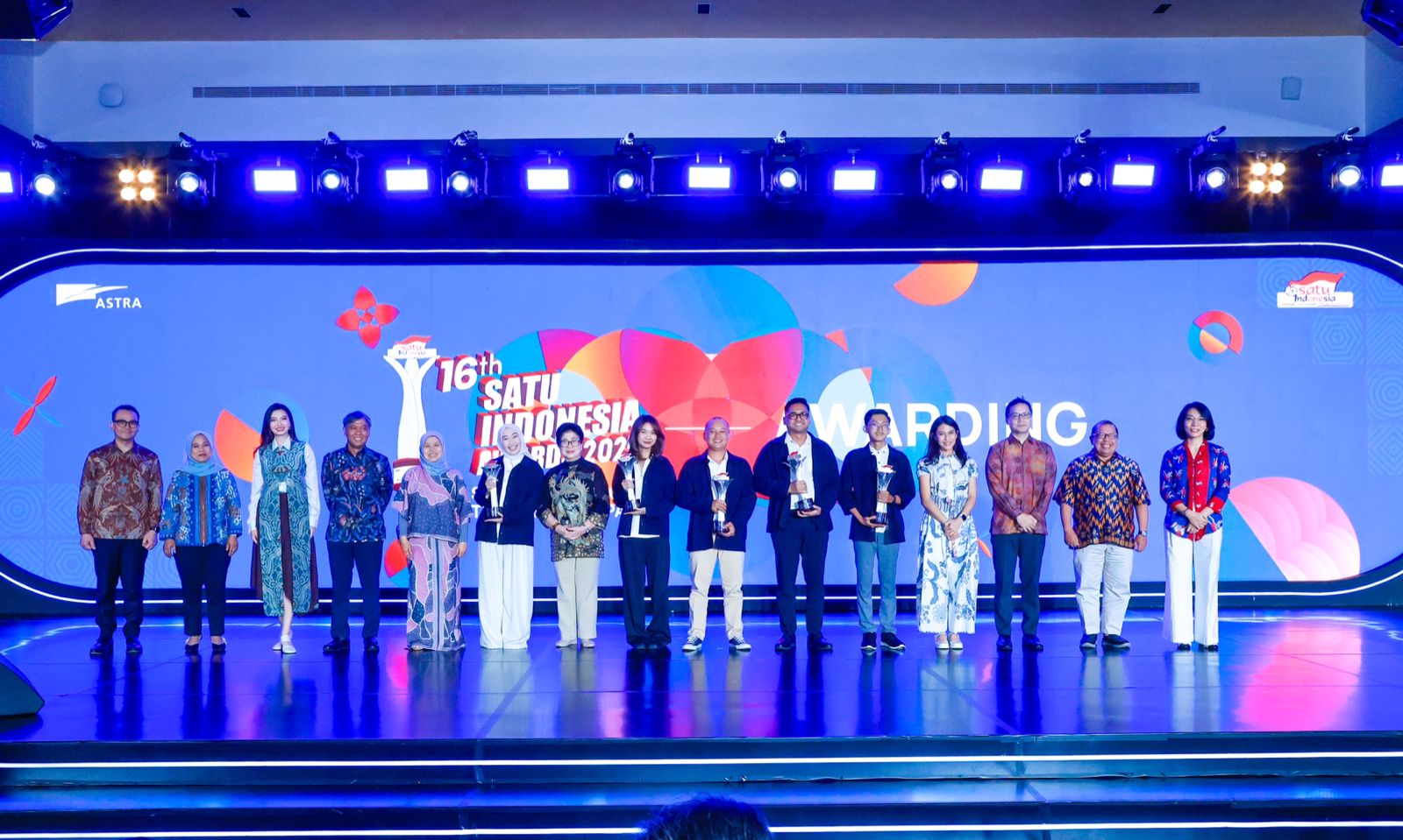 APRESIASI: Lima penerima apresiasi SATU Indonesia Awards 2025 dari bidang kesehatan, pendidikan, lingkungan, kewirausahaan, dan teknologi berfoto bersama usai menerima penghargaan