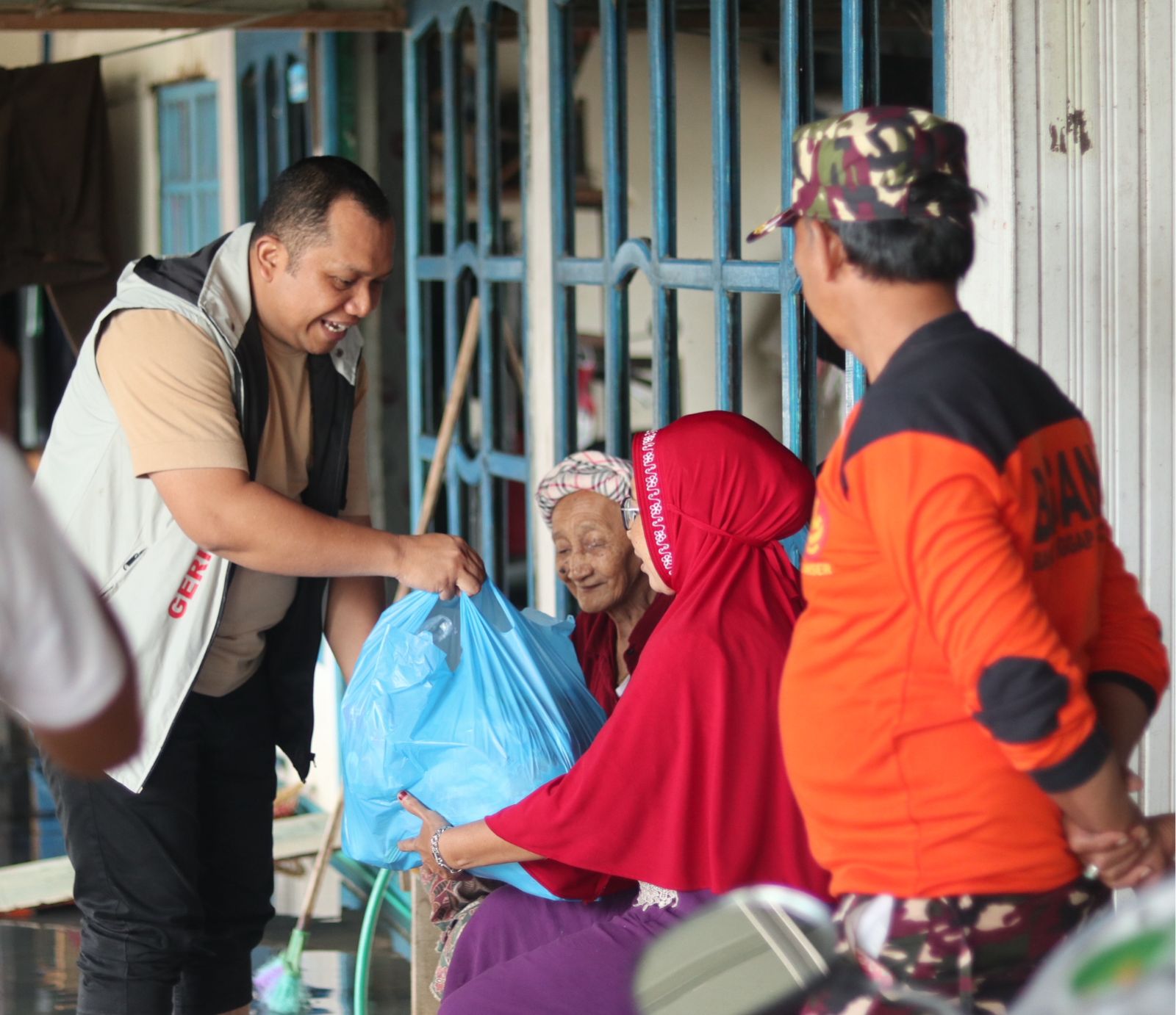BANTUAN: Anggota DPRD Kabupaten Banjar Rahmat Saleh menyerahkan bantuan sembako kepada warga lanjut usia (lansia) terdampak banjir di Desa Tambak Baru Ulu, Kecamatan Martapura, Sabtu (3/1/2026).