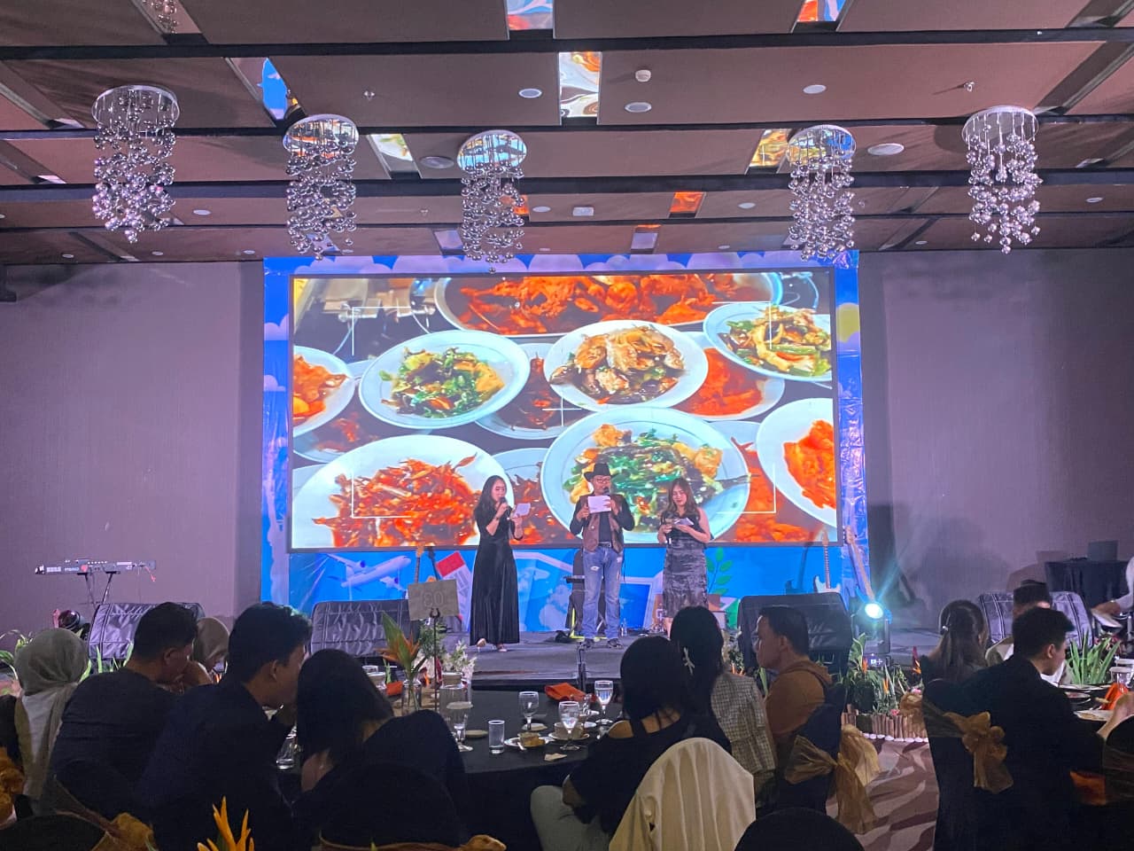 KULINER DUNIA &ndash; Suasana perayaan malam pergantian tahun di Novotel Banjarmasin Airport yang mengusung tema &ldquo;Around the World&rdquo;, Rabu (31/12/2025). Acara menghadirkan beragam menu ikonik