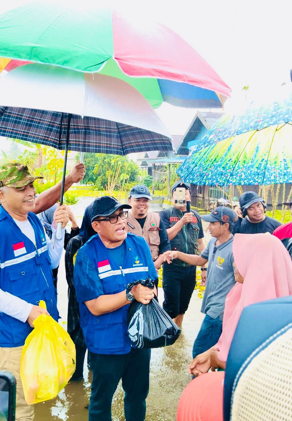 PEDULI:Bupati dan Wakil Bupati Kabupaten HSU, H Sahrujani dan Iwan Alabio menyalurkan bantuan untuk warga terdampak banjir di sejumlah wilayah di Kota Amuntai.