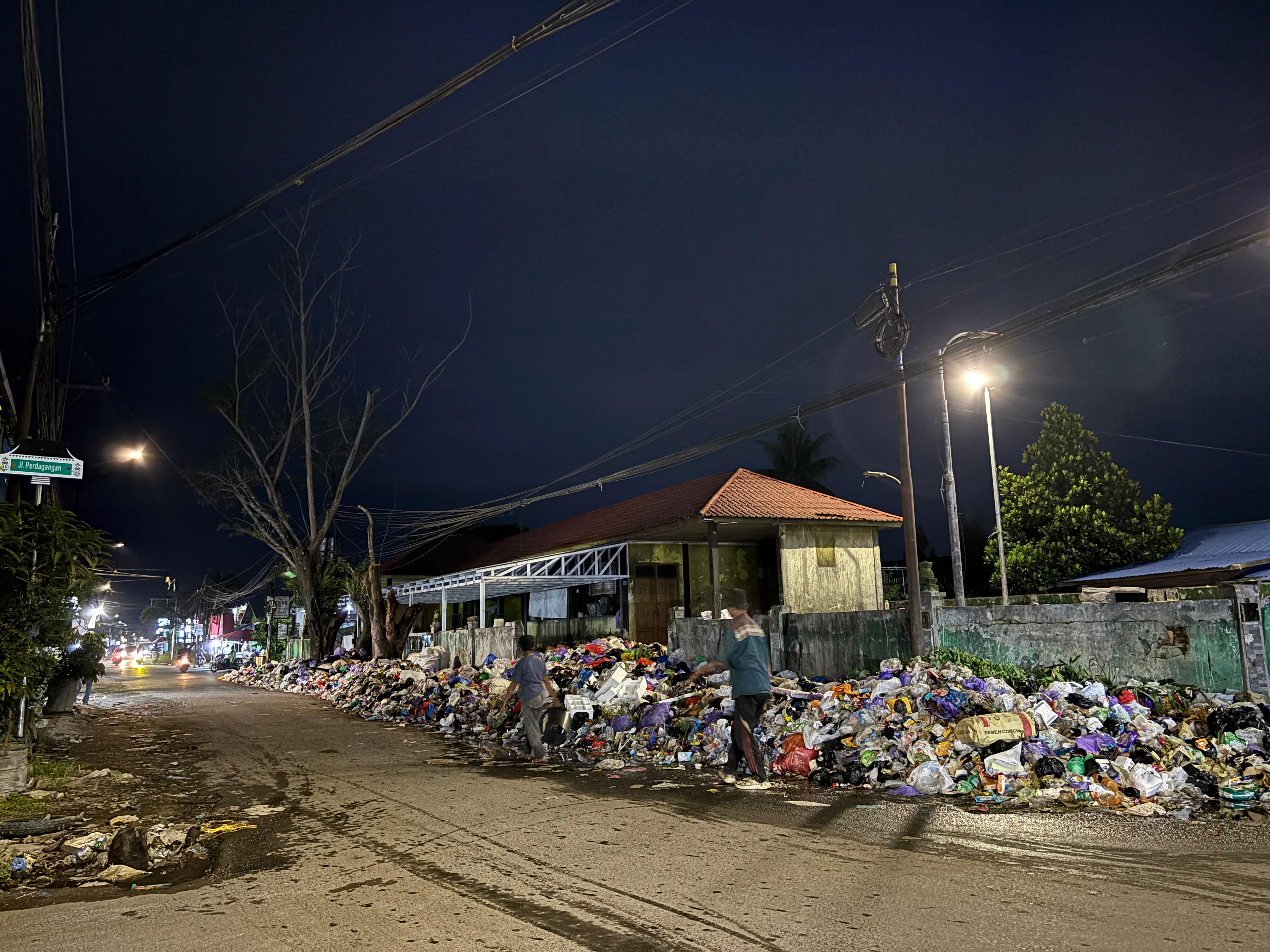 KELEBIHAN MUATAN: TPS di Jalan Perdagangan Banjarmasin belakangan terpantau kelebihan muatan hingga meluber ke jalanan.(Zulvan Rahmatan/Radar Banjarmasin)