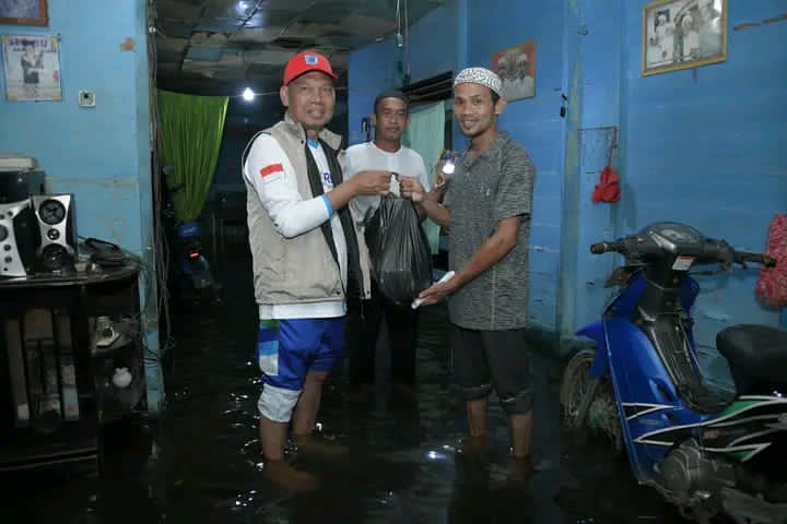SALURKAN:Wakil Bupati HSS, H Suriani salurkan langsung bantuan untuk korban banjir.