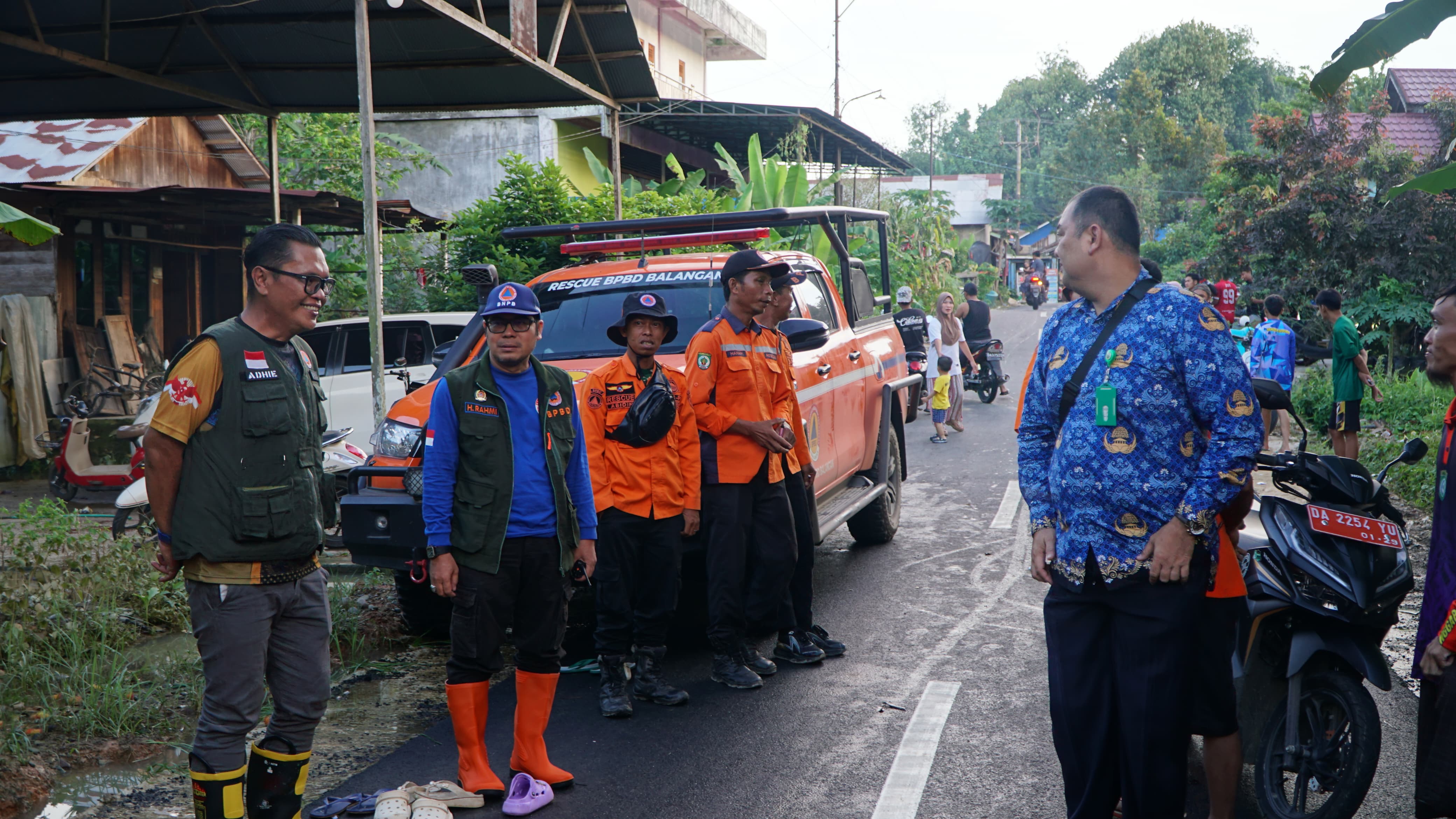 Kalak BPBD Balangan H Rahmi saat melakukan peninjauan lokasi banjir di Kabupaten Balangan. (El untuk Radar Banjarmasin)