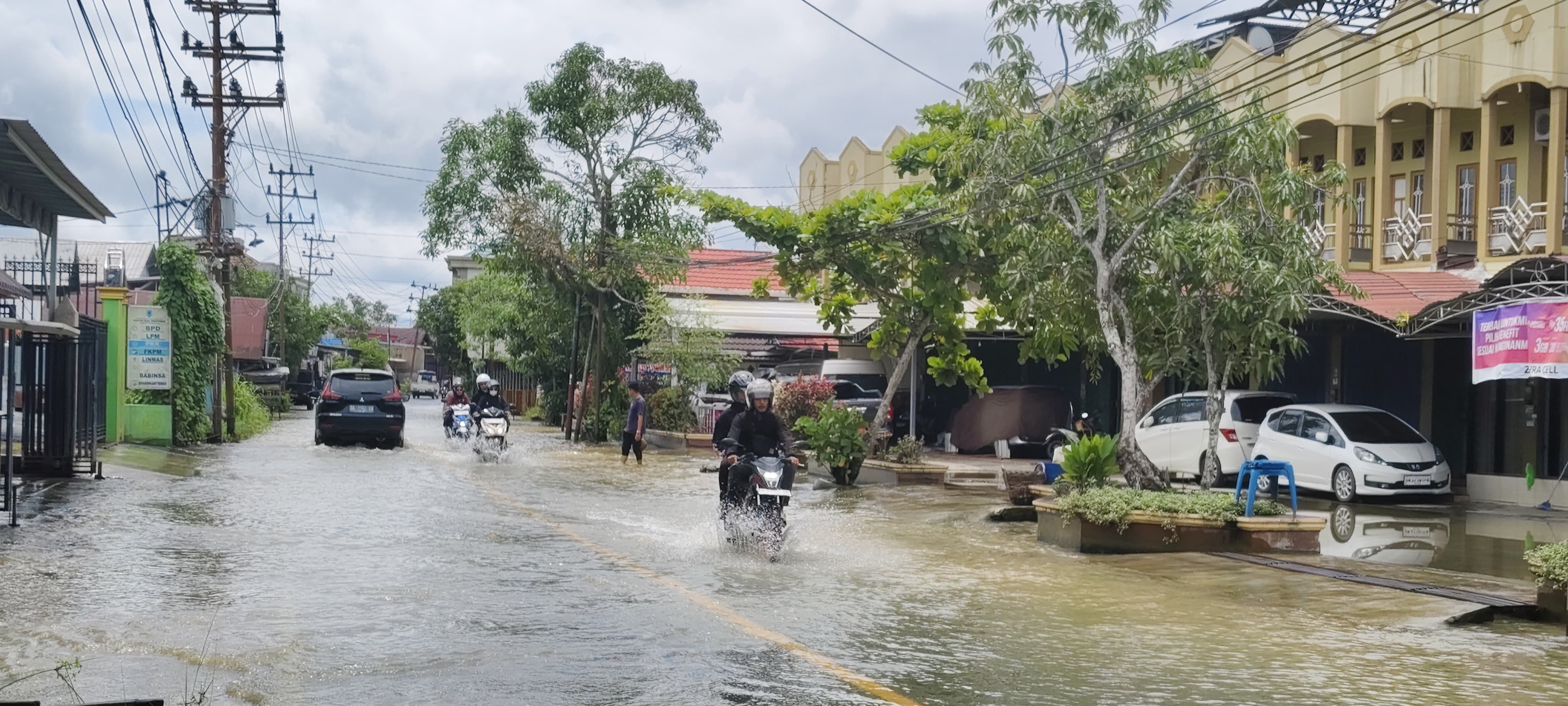 LUAPAN: Kondisi jalan trans kalimantan di Desa Pakapuran Kecamatan Amuntai Utara, Kabupaten HSU yang terendam air luapan Sungai Tabalong. (Foto: M.Akbar/Radar Banjarmasin)