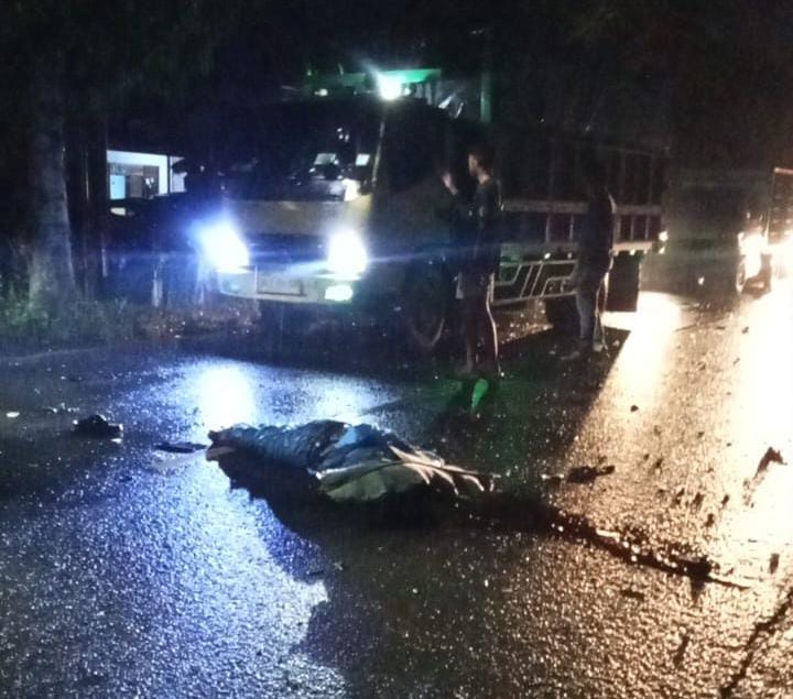TEWAS: Pengendara motor tewas di tempat setelah terlibat tabrakan dengan Mobil Fortuner dari awal berlawanan pada Minggu dini hari. (Foto: Grup Whatsapp)