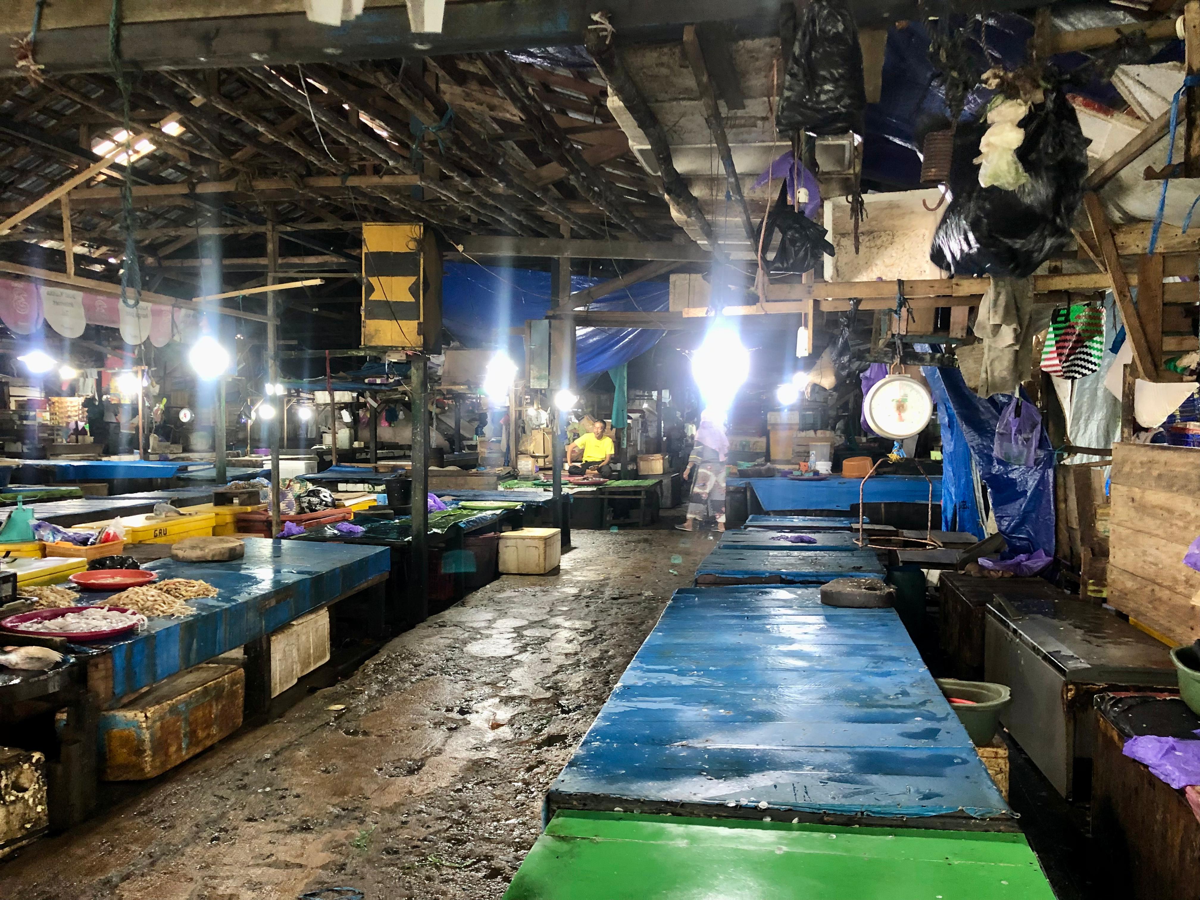 SEPI: Kondisi Pasar Ikan Kemakmuran Kotabaru sore hari sepi Pedagang dan Pembeli. Foto: Jumain/ Radar Banjarmasin.