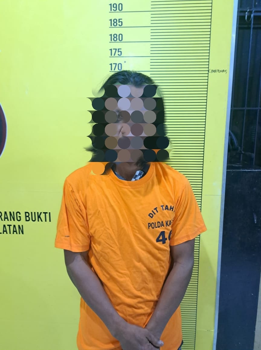 DITANGKAP:Tersangka Supian alias Ayan saat diamankan Unit Ranmor Satreskrim Polresta Banjarmasin beserta barang bukti sepeda motor hasil curian.