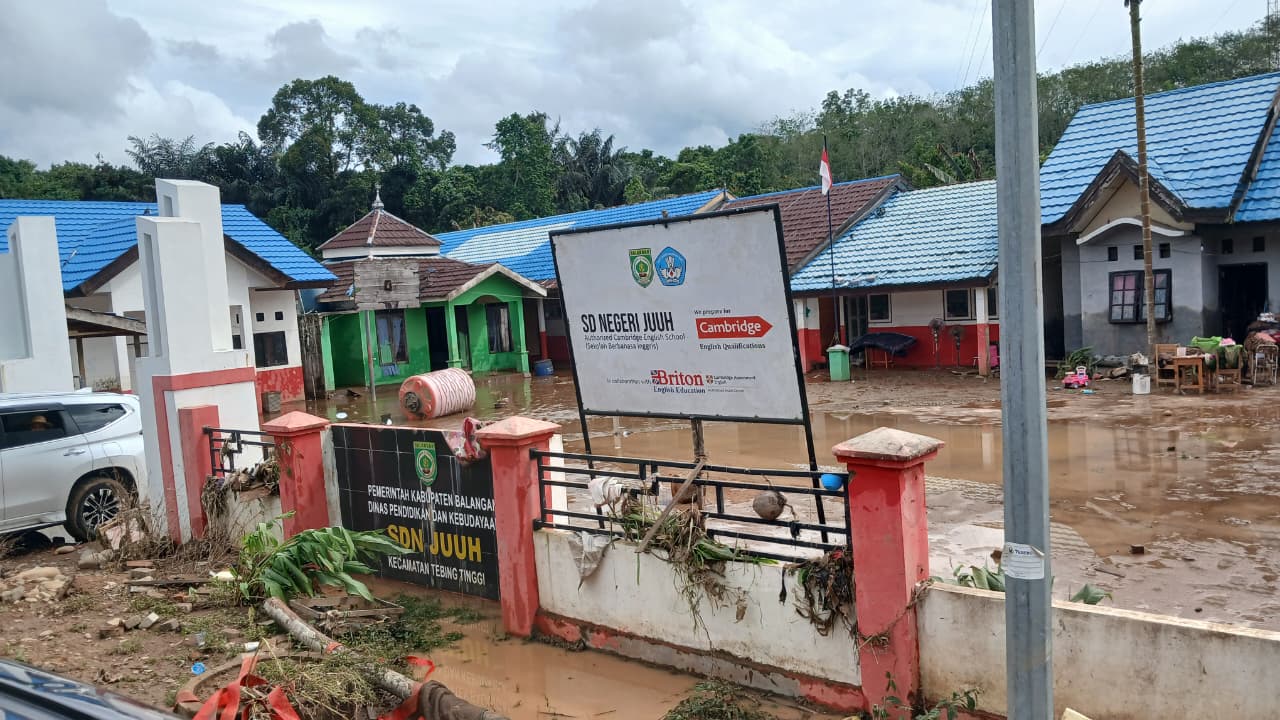 Kondisi sekolah terdampak banjir di Balangan yang mulai dibersihkan menjelang dimulainya semester genap. (M Dirga / Radar Banjarmasin)