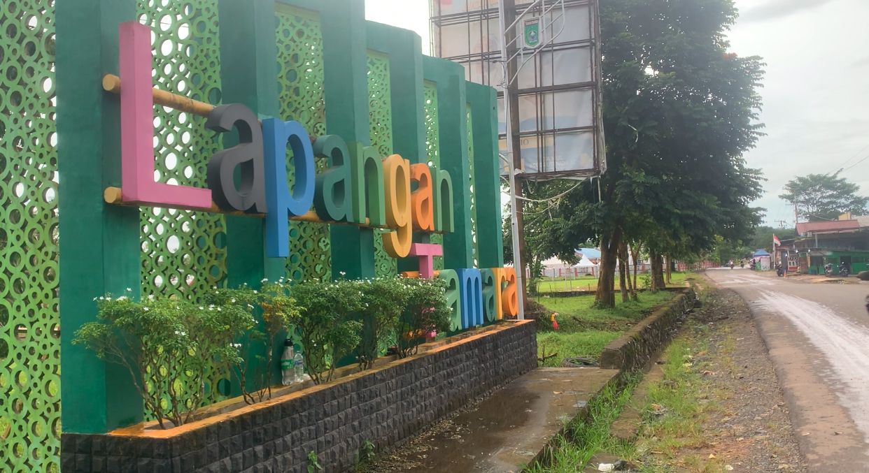 IDENTITAS: Lapangan Tamara di Kecamatan Teluk Kepayang, Kabupaten Tanah Bumbu. Bumi Tamara yang mencerminkan semangat kemajuan masyarakat setempat. (Foto: Zulqarnain/Radar Banjarmasin)