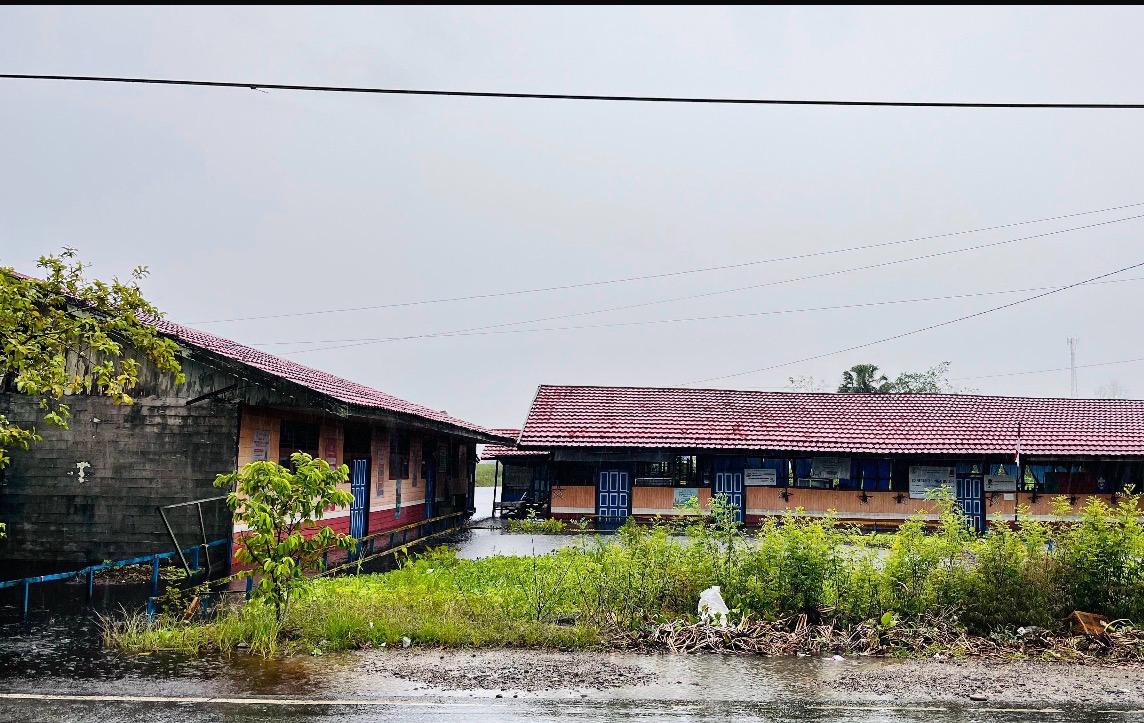 Rumah dan sekolah di pinggir Jalan Raya Desa Sungai Buluh, HST masih terendam.