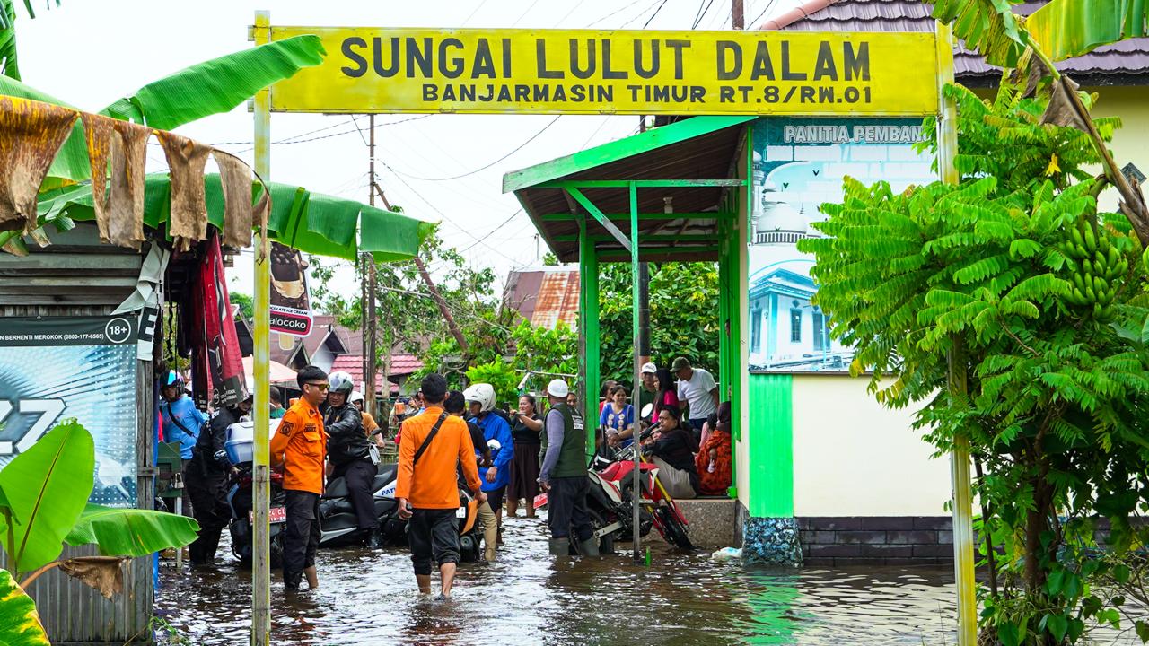 DIBUJUK MENGUNGSI: Petugas BPBD Kota Banjarmasin melakukan evakuasi warga terdampak banjir di kawasan Sungai Lulut, Banjarmasin Timur, Sabtu (3/1/2026) sore.