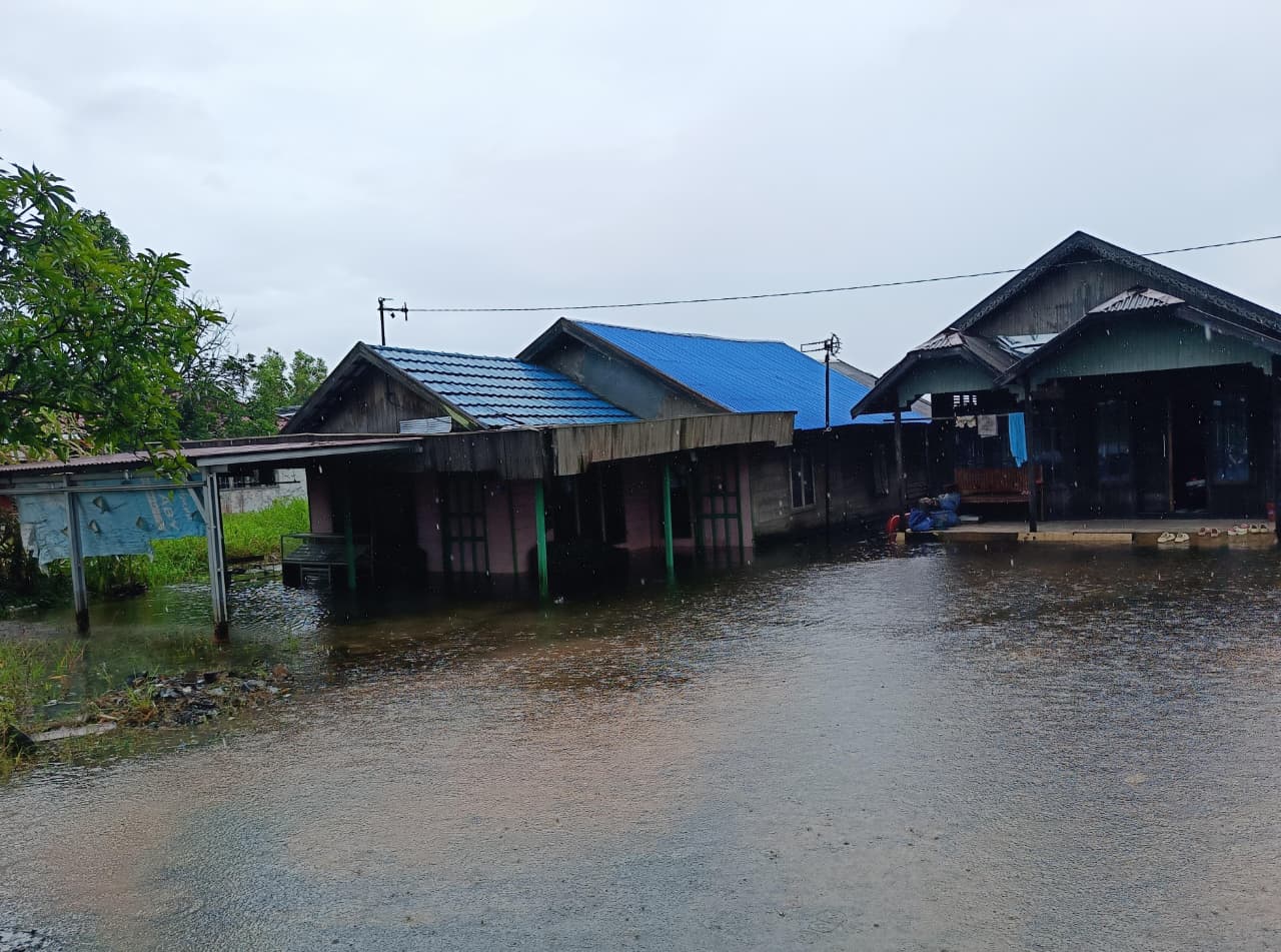 TERENDAM: Puluhan rumah terendam banjir di Pengayuan, Landasan Ulin Selatan, Banjarbaru. Warga mendapat bantuan toilet portabel.
