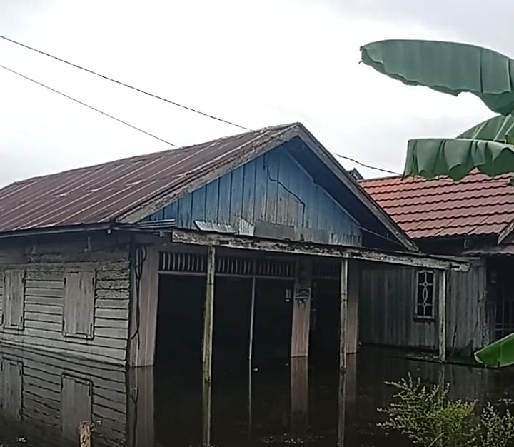 TERENDAM: Sejumlah rumah warga di Desa Sungai Kupang terendam genangan air selama berhari-hari. Banjir kali ini lebih parah dibanding tahun-tahun sebelumnya.
