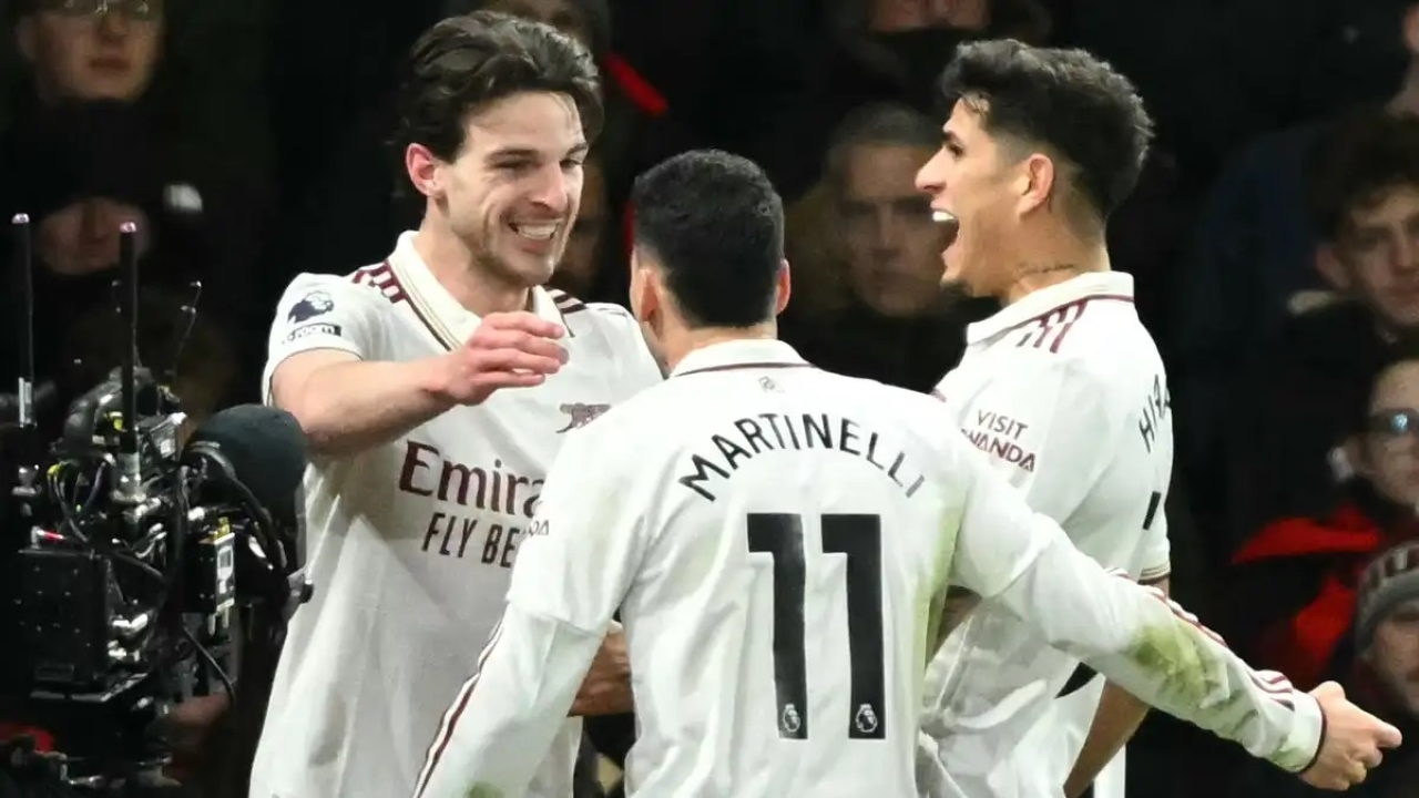 MERAYAKAN: Pemain Arsenal merayakan gol ke gawang Bournemouth pada lanjutan Liga Inggris, Minggu (4/12) dini hari WIB.