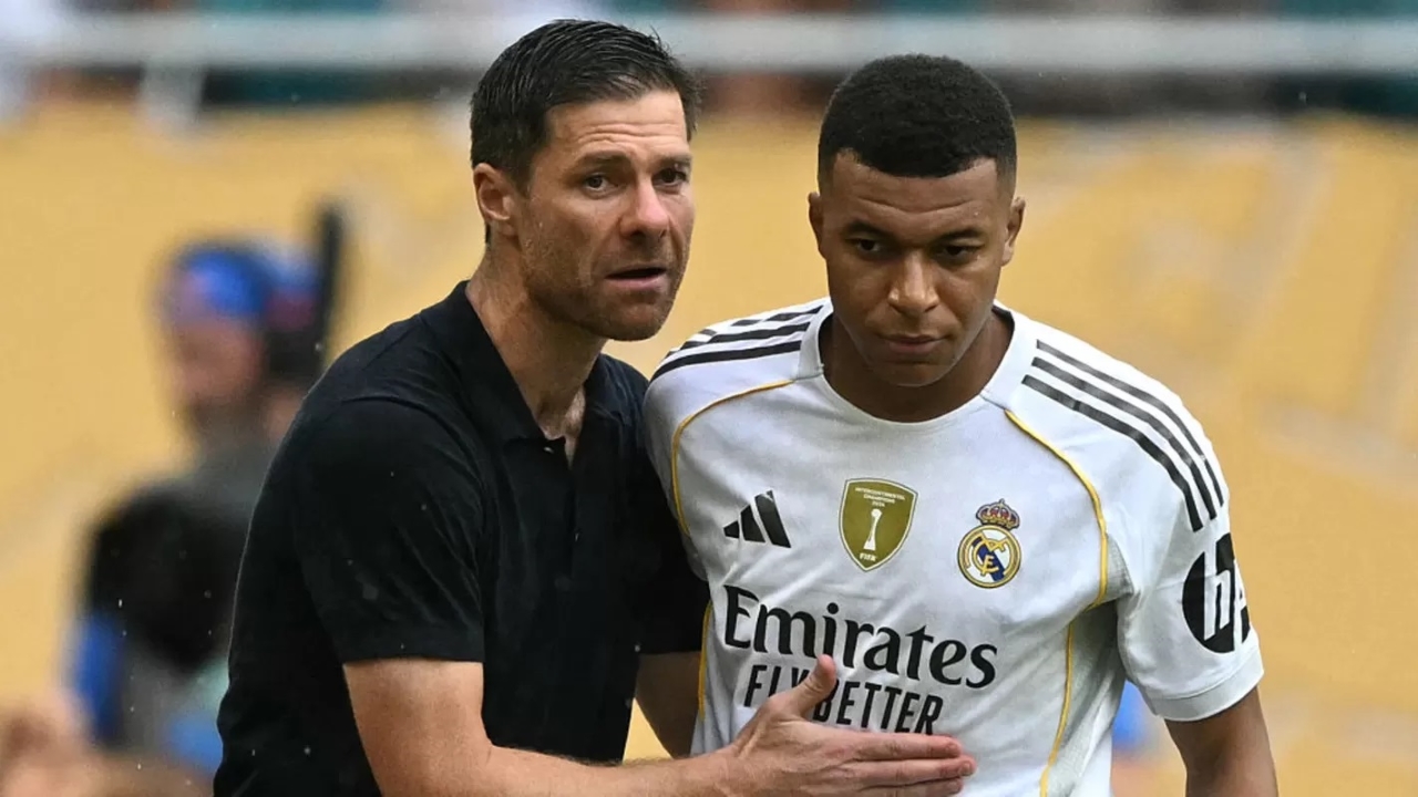 BERSAMA: Pelatih Real Madrid, Xabi Alonso saat bersama Kylian Mbappe.