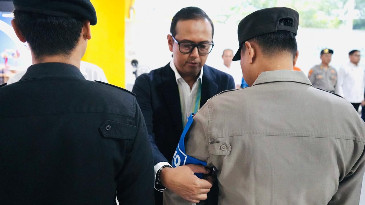 PENUTUPAN POSKO: General Manager Bandara Internasional Syamsudin Noor, Stephanus Millyas Wardana memimpin apel penutupan Posko Angkutan Udara Terpadu Natal 2025 dan Tahun Baru 2026.