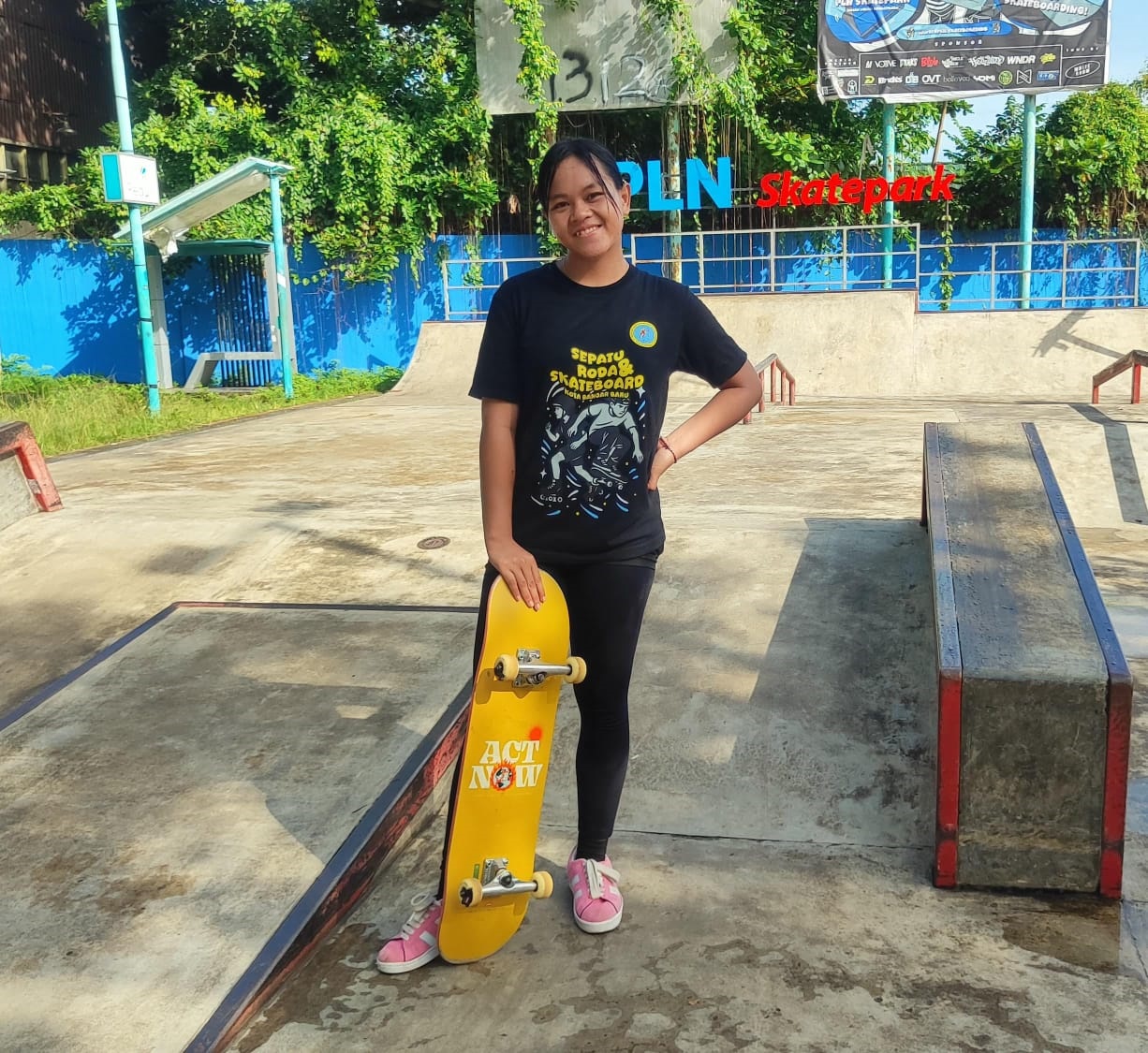 TANTANGAN BARU: Putri Wiliana, atlet sepatu roda Banjarbaru saat menjajal tantangan baru di arena skateboard.