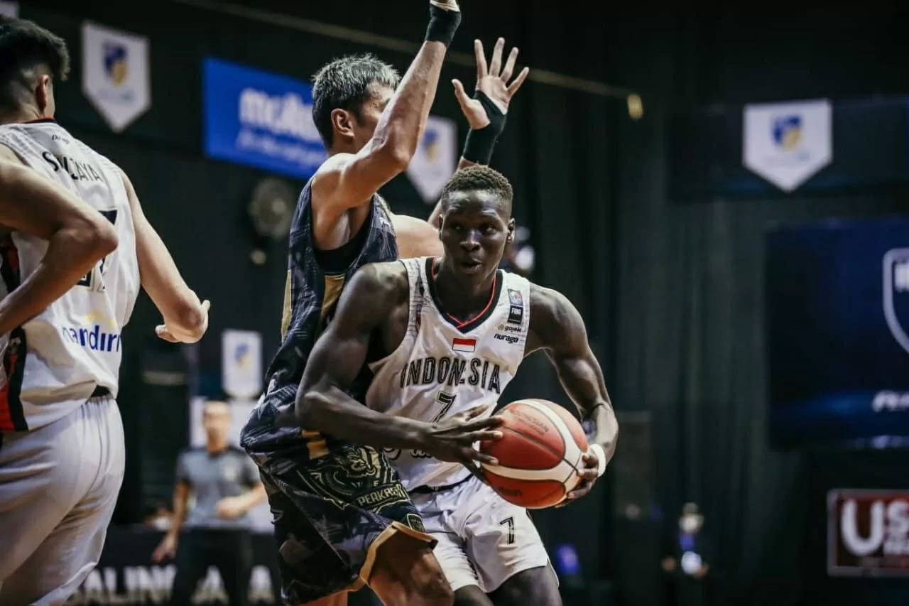 RESMI PEMAIN LOKAL: Aksi Dame Diagne (kanan) saat membela Patriots di IBL 2021. (Dok. IBL)