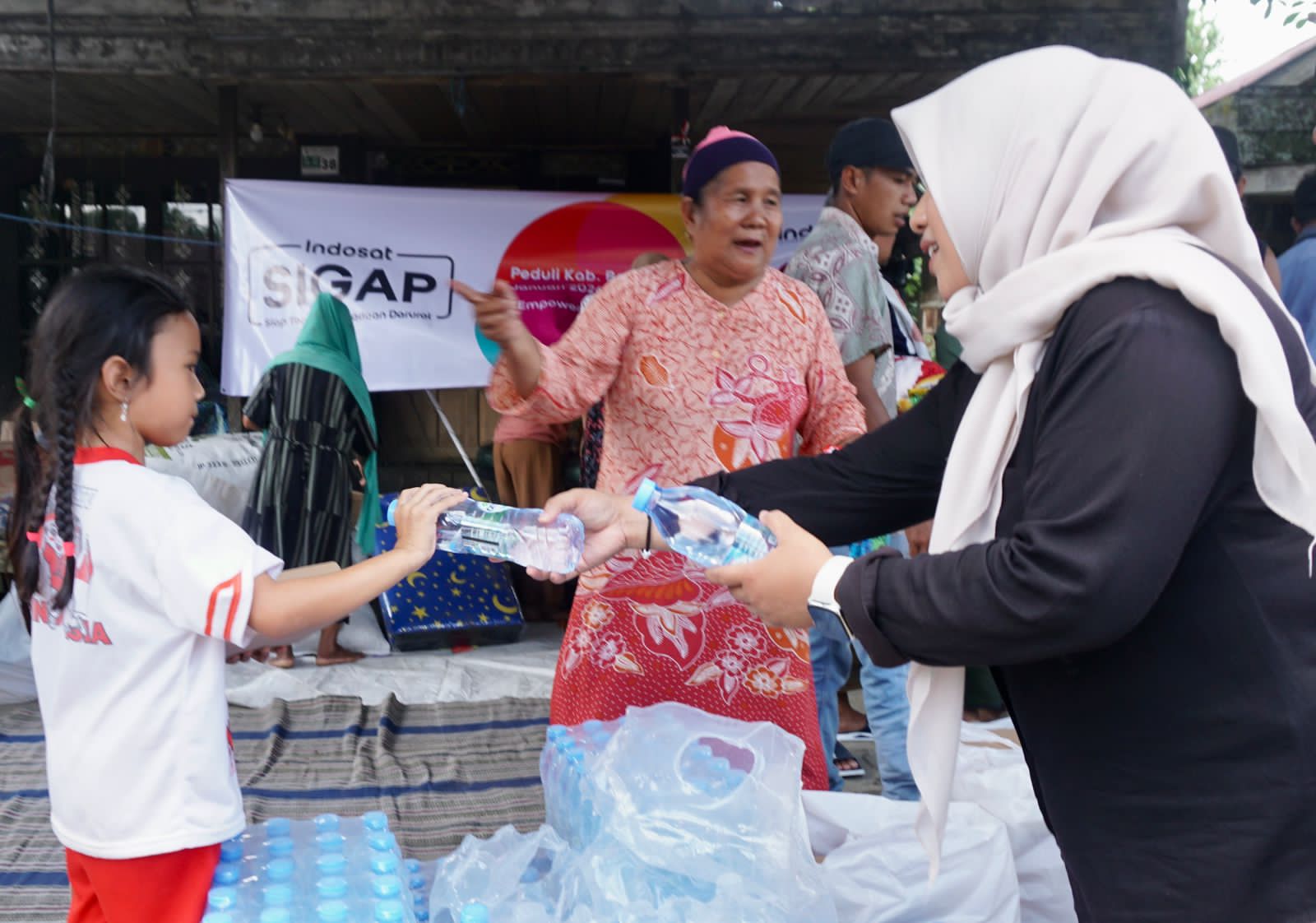 BANTUAN:Penyaluran bantuan Indosat untuk korban banjir di Kalsel.