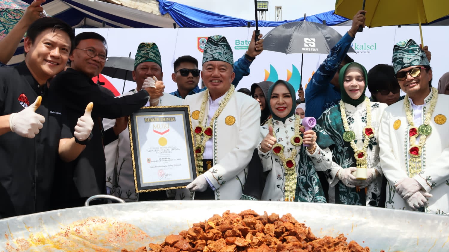 REKOR MURI:Gubernur dan Wakil Gubernur Kalsel, H Muhidin dan H Hasnuryadi Sulaiman, serta Bupati Batola, H Bahrul Ilmi dan konten kreator nasional, Bobon Santoso memasak 100 porsi daging masak habang.