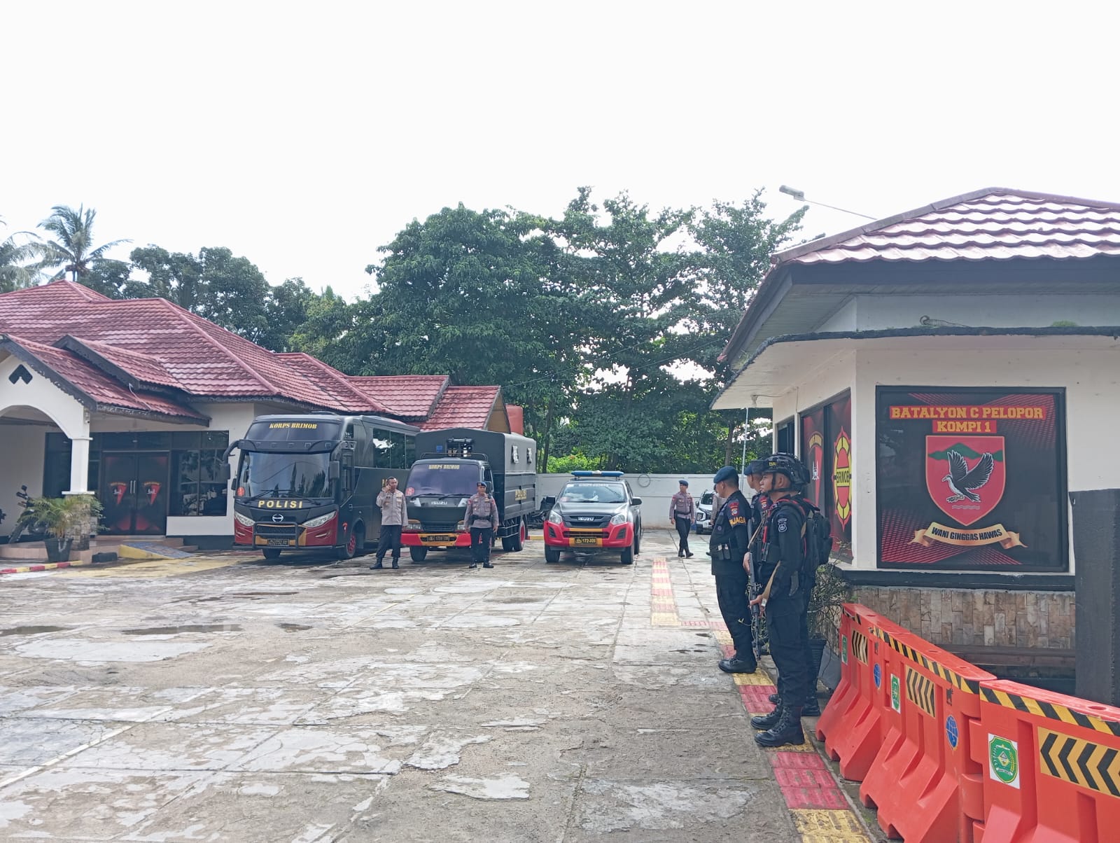 SEMENTARA: Eks Rumah Dinas Ketua DPRD Tapin dijadikan kantor sementara Kompi 1 Sat Brimob Kalsel.