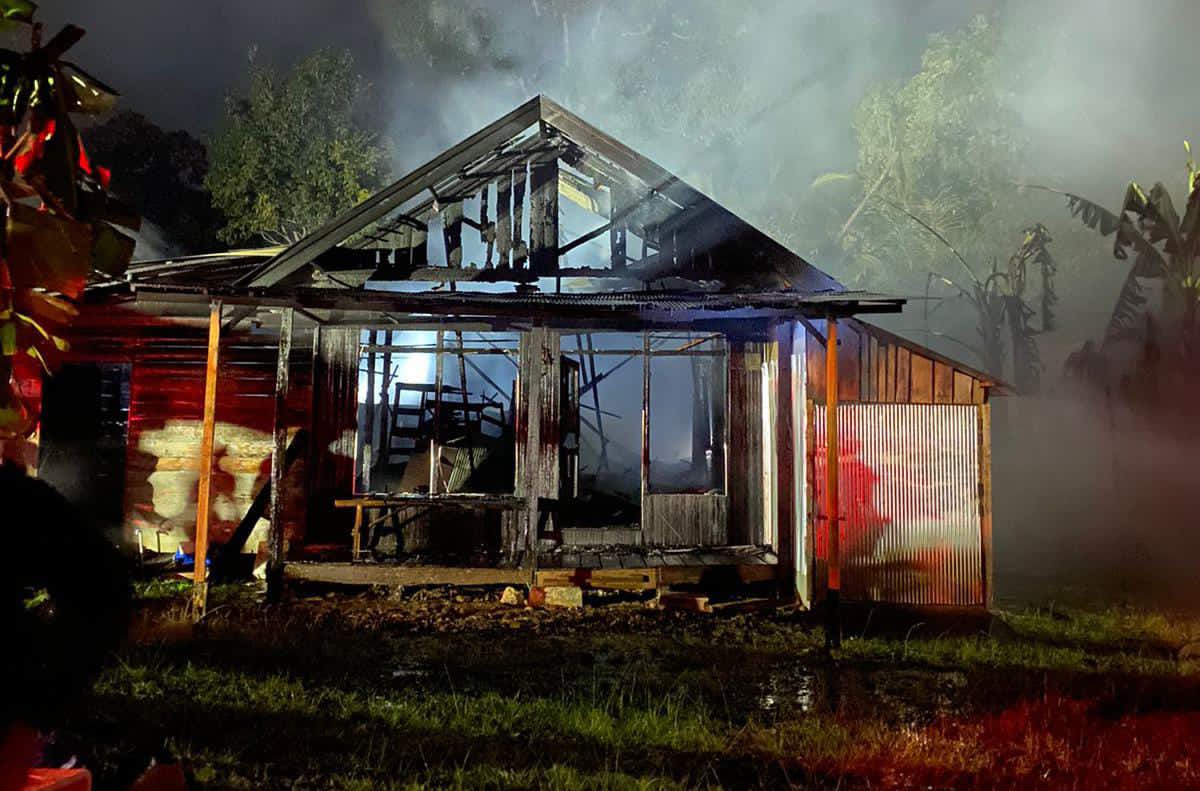 HANGUS:Satu unit rumah hangus terbakar di desa Tawia,  Minggu (4/1/2026) tengah malam.