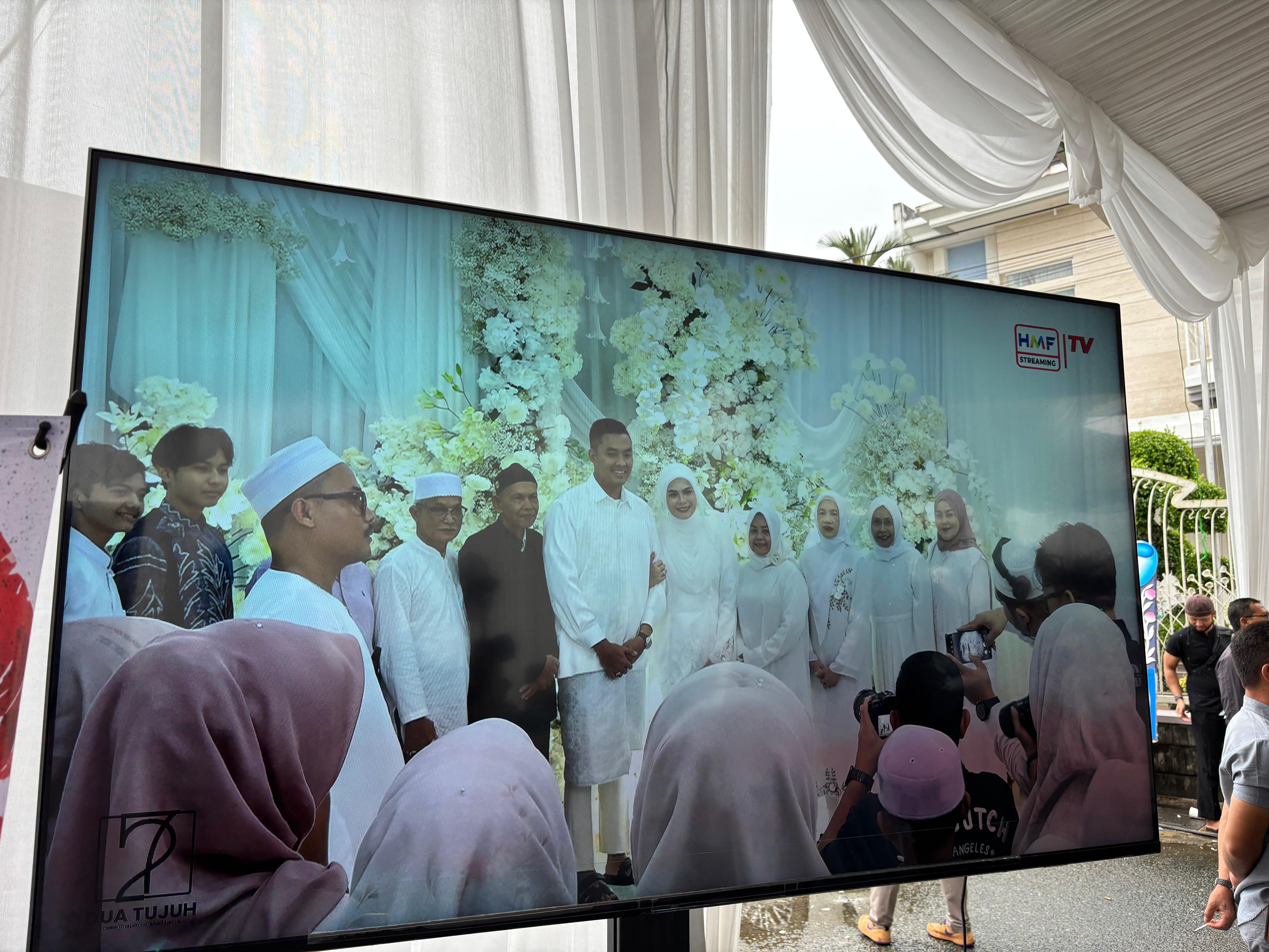 LANGSUNG: Siaran langsung melalui monitor TV di depan kediaman dinas Wawali Banjarmasin, Ananda.