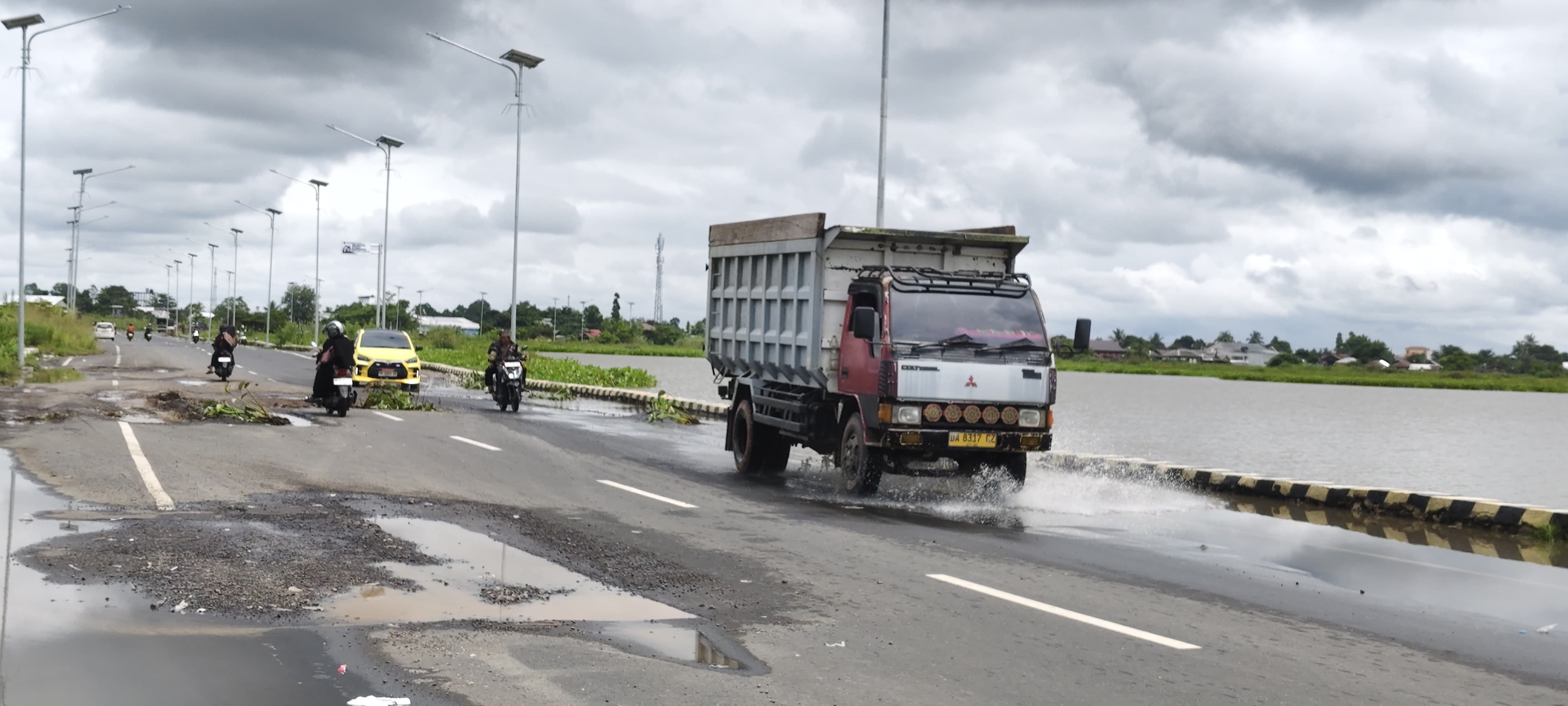 RUSAK: Akses jalan di Bypass Amuntai Kabupaten HSU tampak rusak.
