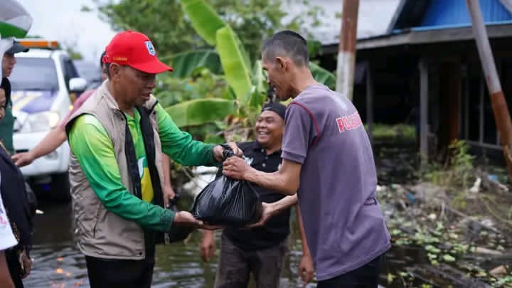 RESPON CEPAT:Wakil Bupati HSS, H Suriani serahkan langsung bantuan untuk korban banjir di Desa Bangkau, Minggu (4/1/2025) sore.