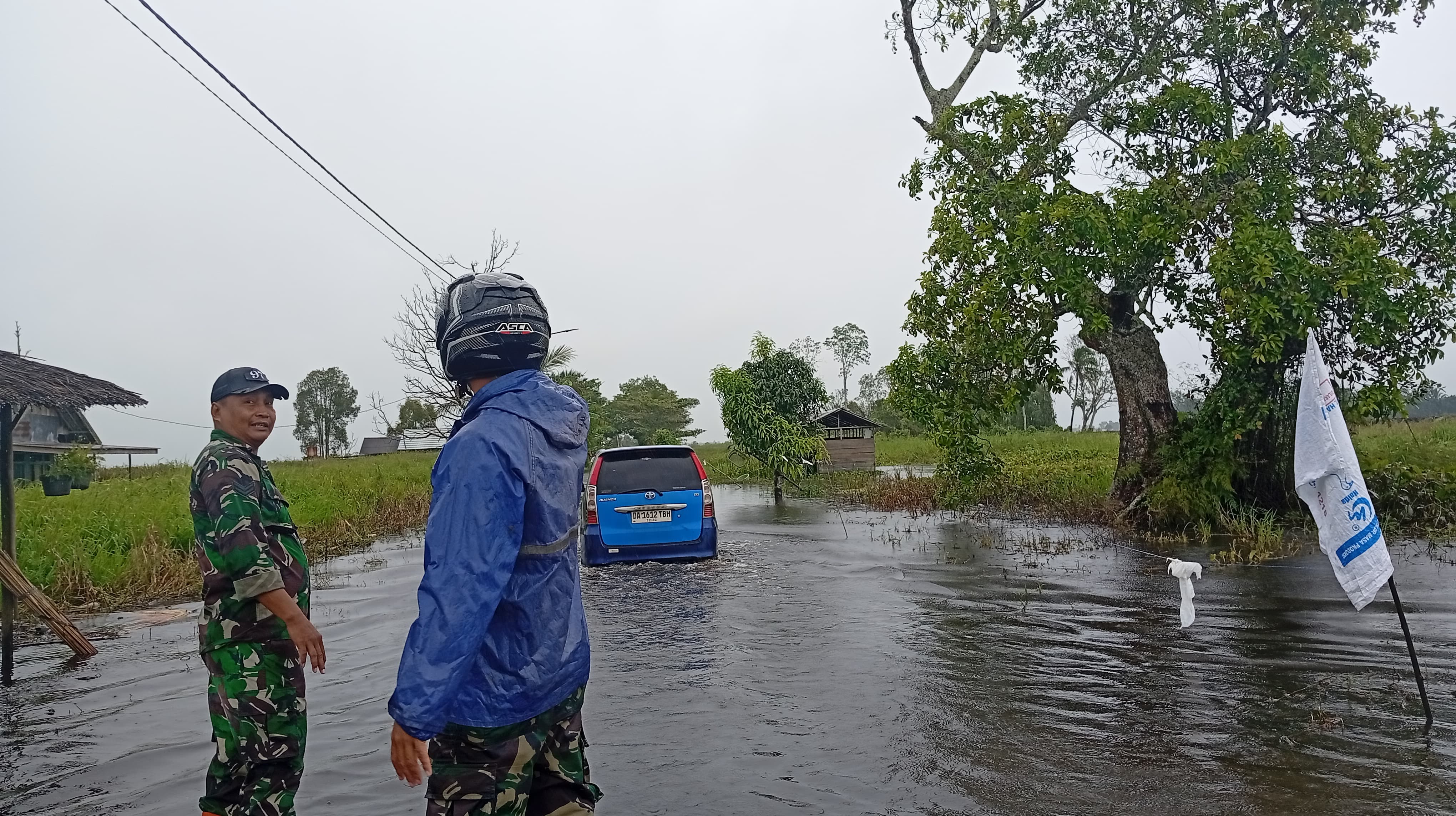 TERENDAM: Ruas jalan Kalumpang - Margasari terendam banjir kiriman.