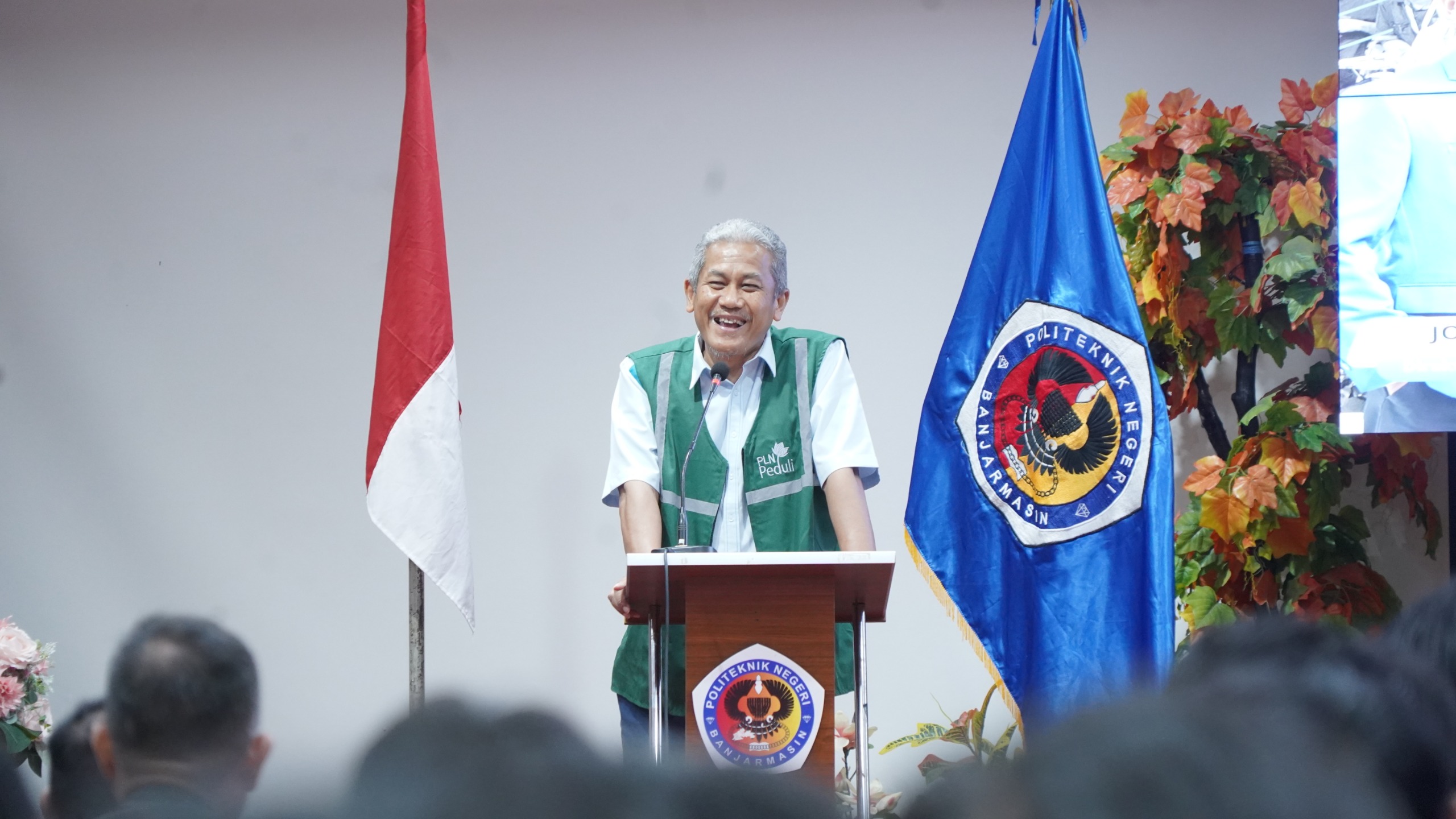 KOMPETEN:Senior Manager Keuangan, Komunikasi, dan Umum PLN UID Kalselteng, Faharudin Fajar menyatakan PLN berkomitmen mendukung pengembangan ekosistem kendaraan listrik,