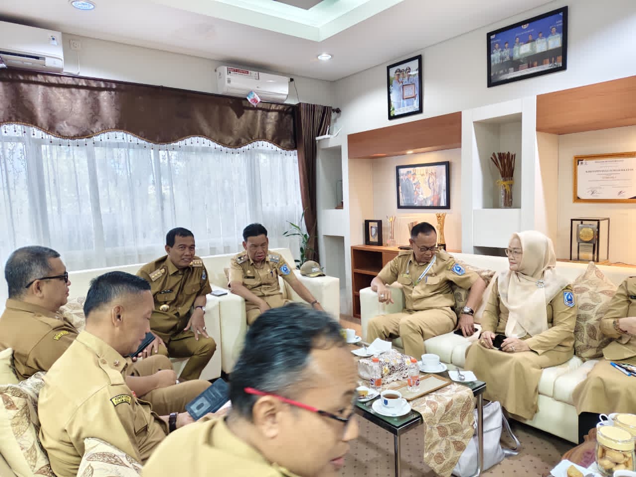 INSTRUKSI:Bupati Kabupaten HSS memberi intruksi penanganan banjir di HSS saat rapat evaluasi terbatas.