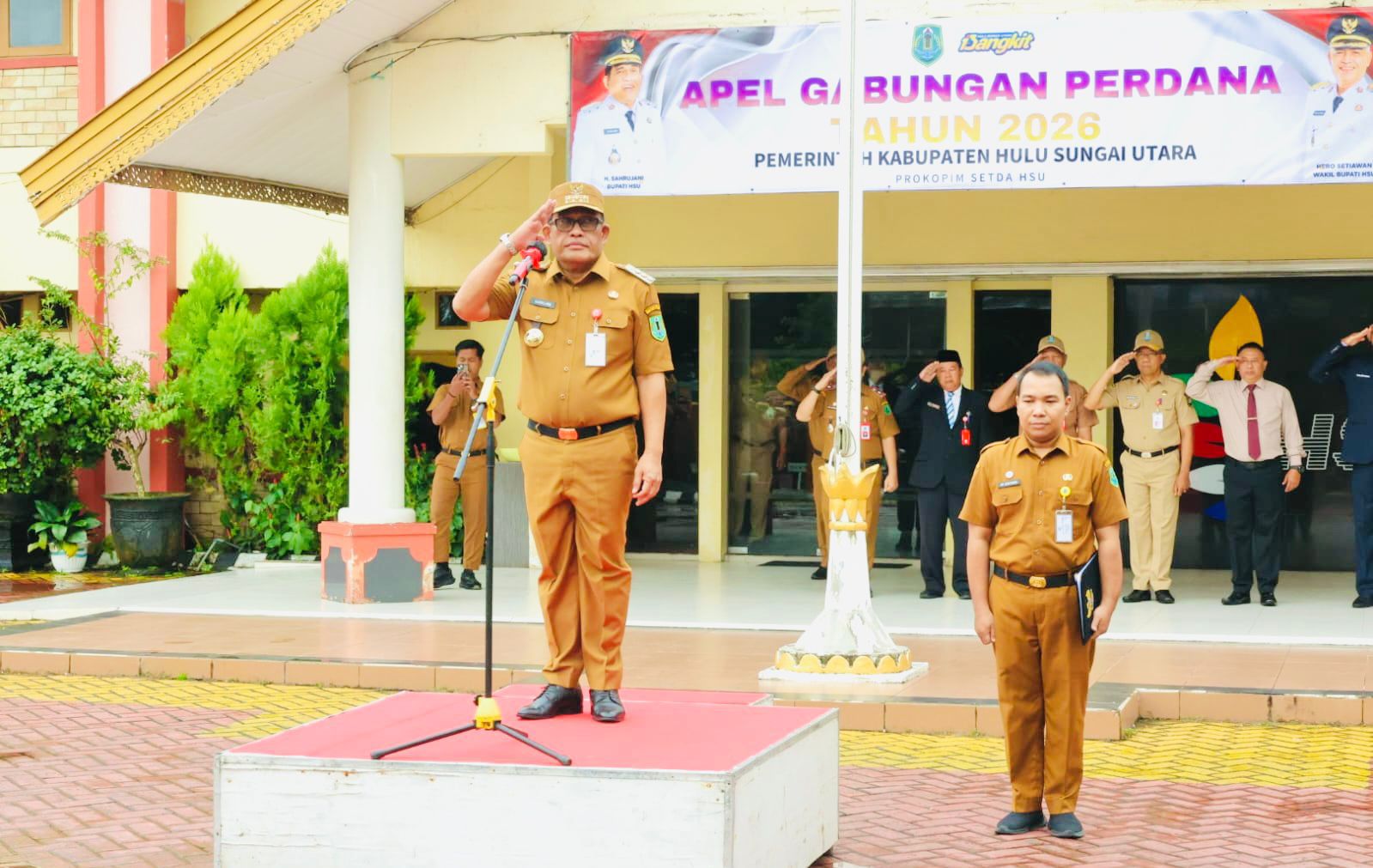 MOMEN:Bupati Kabupaten HSU, H Sahrujani memimpin apel perdana 2026 bersama jajaran ASN di lingkungan Pemkab HSU, Senin (5/10/2025).