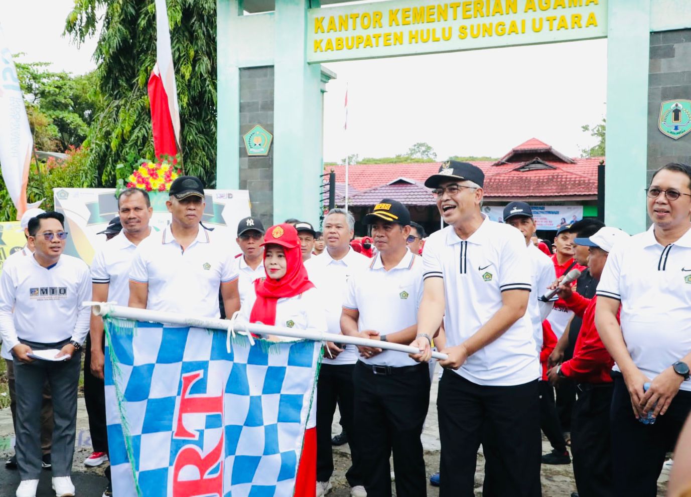 MELEPAS:Wabup HSU, Hero Setiawan mengikuti kegiatan jalan sehat memperingati HAB 2025 di Kantor Kemenag HSU, Senin (5/1/2025).