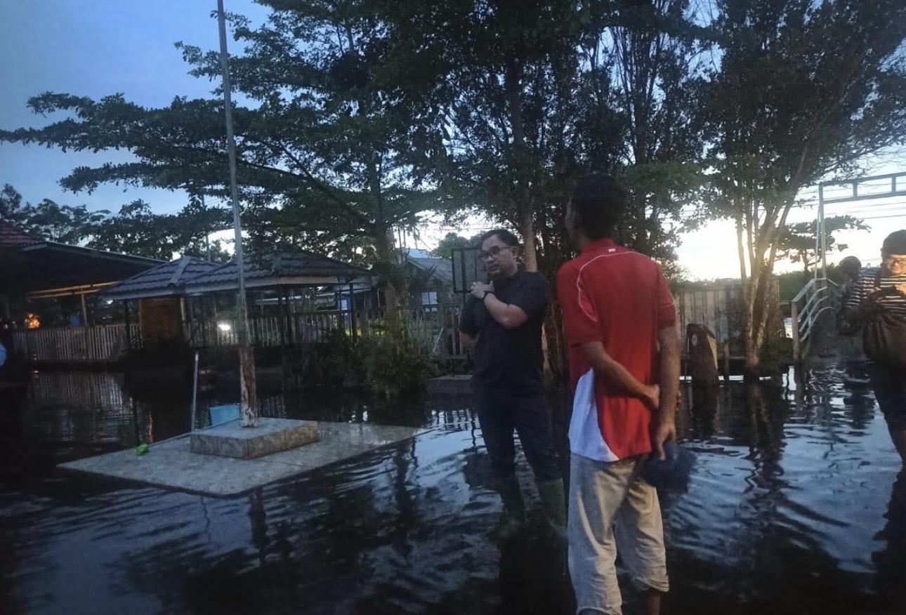 Genangan banjir merendam halaman hingga area sekitar SD Pemurus Dalam 4, Banjarmasin, Minggu (4/1/2026) malam.