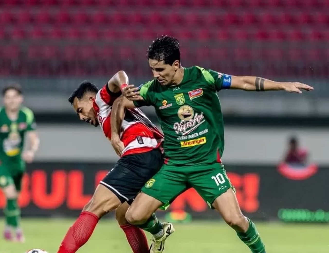 KESULITAN: Aksi kapten Persebaya, Bruno Moreira (kanan) saat menghadapi Madura United.