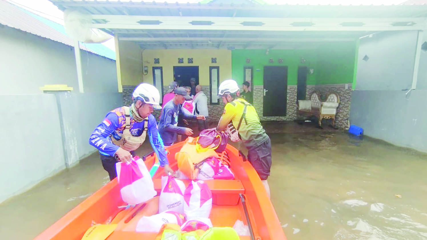 PEDULI: Penyaluran bantuan banjir di wilayah terdampak di Desa Sungai Tabuk Keramat, Kabupaten Banjar, Minggu (4/11/2026).