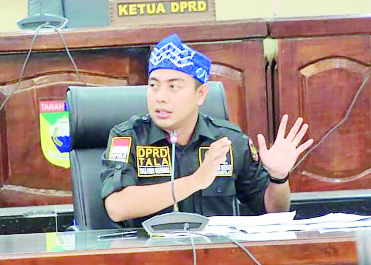 UNGKAP : Ketua Pansus IX DPRD Tala Yoga Pinis Suhendra saat memaparkan Raperda TJSL