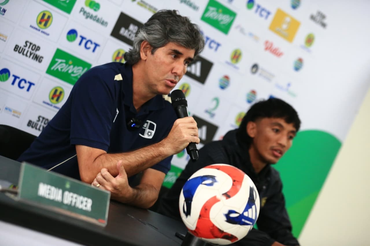 JELANG LAGA: Pelatih kepala Barito Putera Stefano &ldquo;Teco&rdquo; Cugurra bersama kapten tim Bayu Pradana saat memberikan keterangan pers jelang laga kontra Persiku Kudus pada pekan ke-14