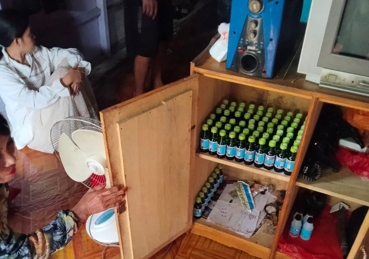 RAZIA: Polisi dari Polsek Kusan Hilir mengamankan puluhan botol alkohol 95 persen di rumah warga Desa Kampung Baru, Kusan Hilir.
