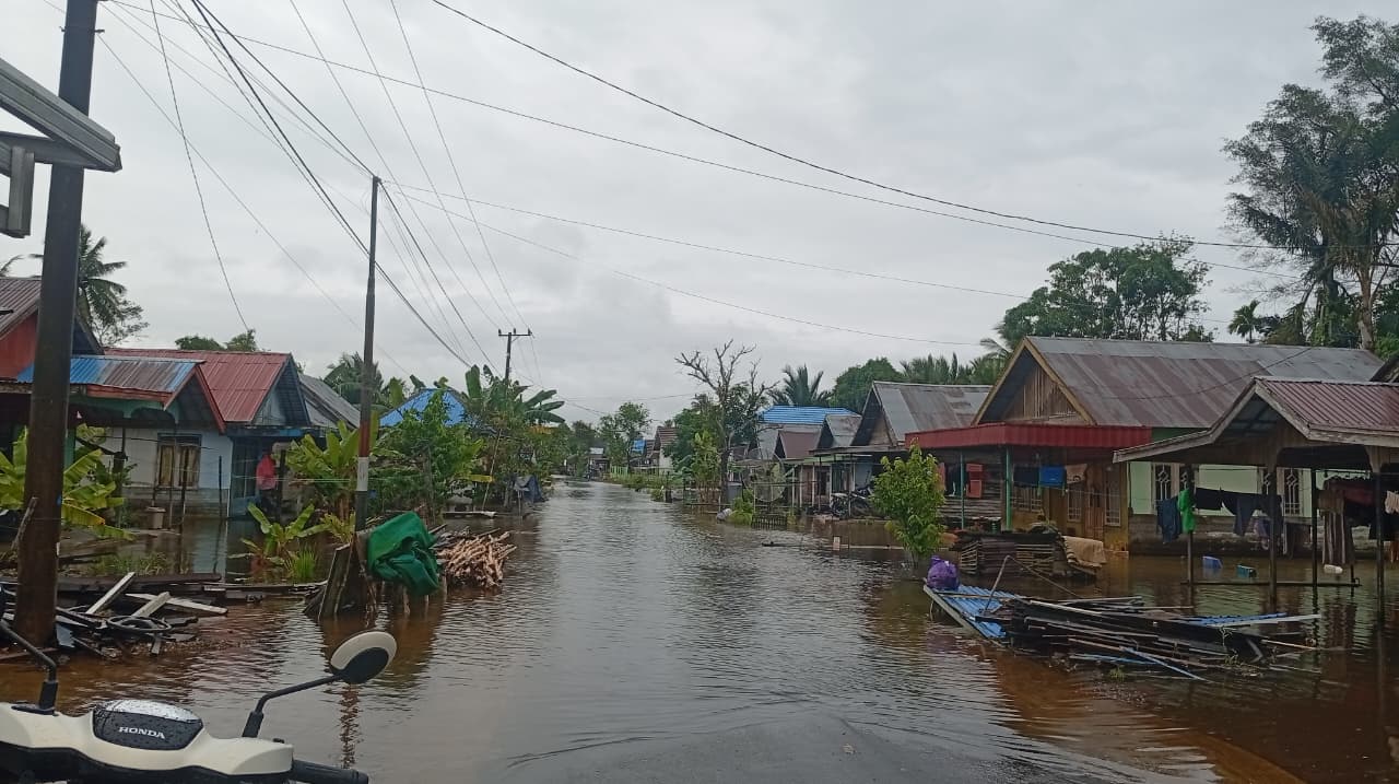 SUDAH SEPEKAN: Wilayah Desa Karang Bulan, Kelumpang, HSS dikepung banjir yang merendam seluruh rumah dan jalan.