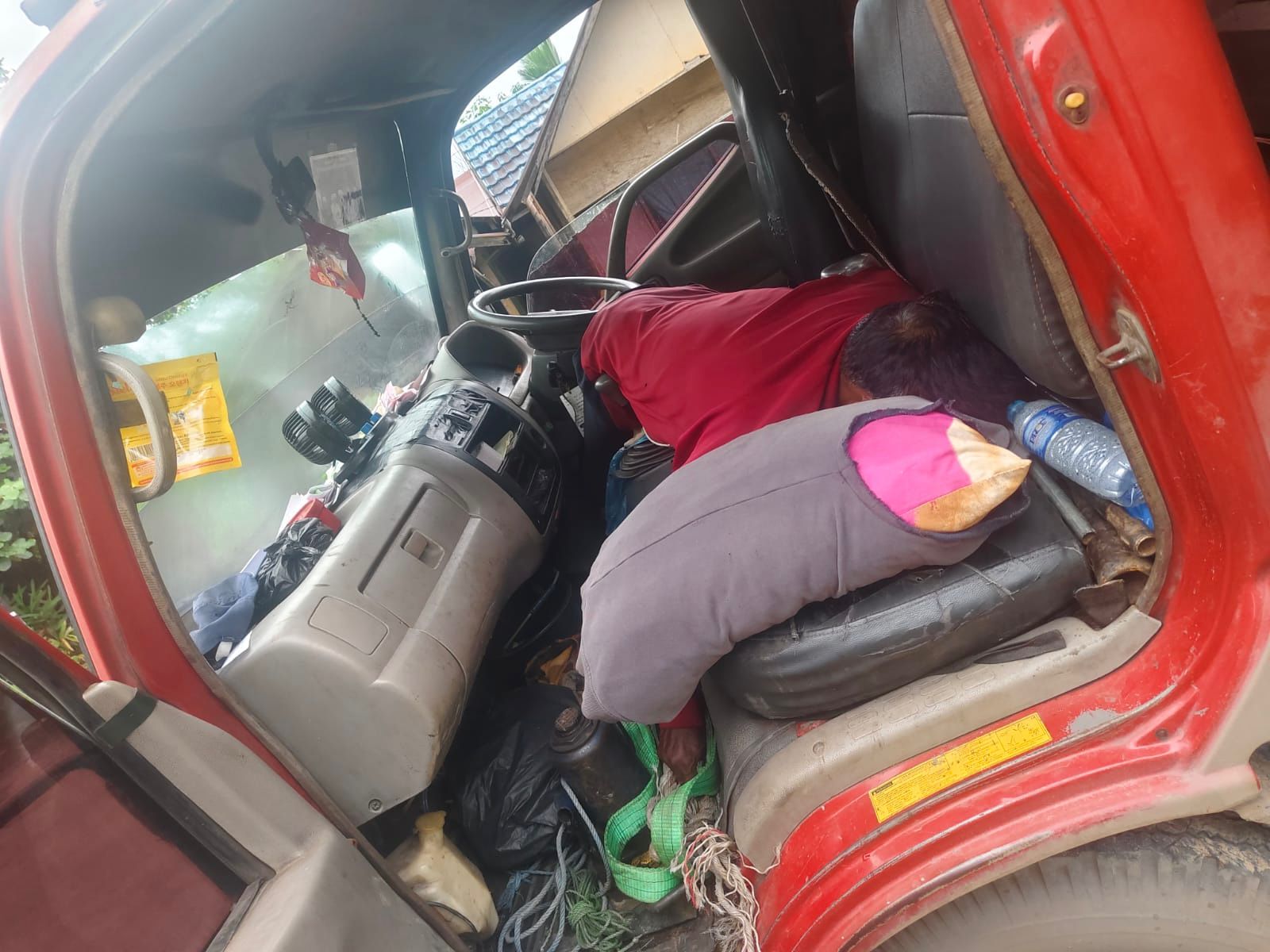 MISTERIUS: Seorang sopir ditemukan tewas di dalam truk di pertigaan Km 171, Satui, Tanah Bumbu, Senin (5/1/2026).