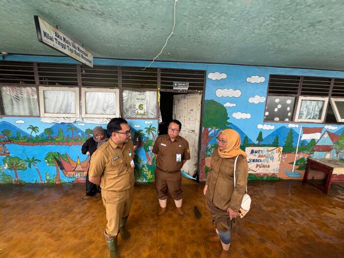 LANTAI MELENGKUNG: Dinas Pendidikan Banjarmasin meninjau langsung SDN Sungai Lulut 3 yang digenangi banjir.